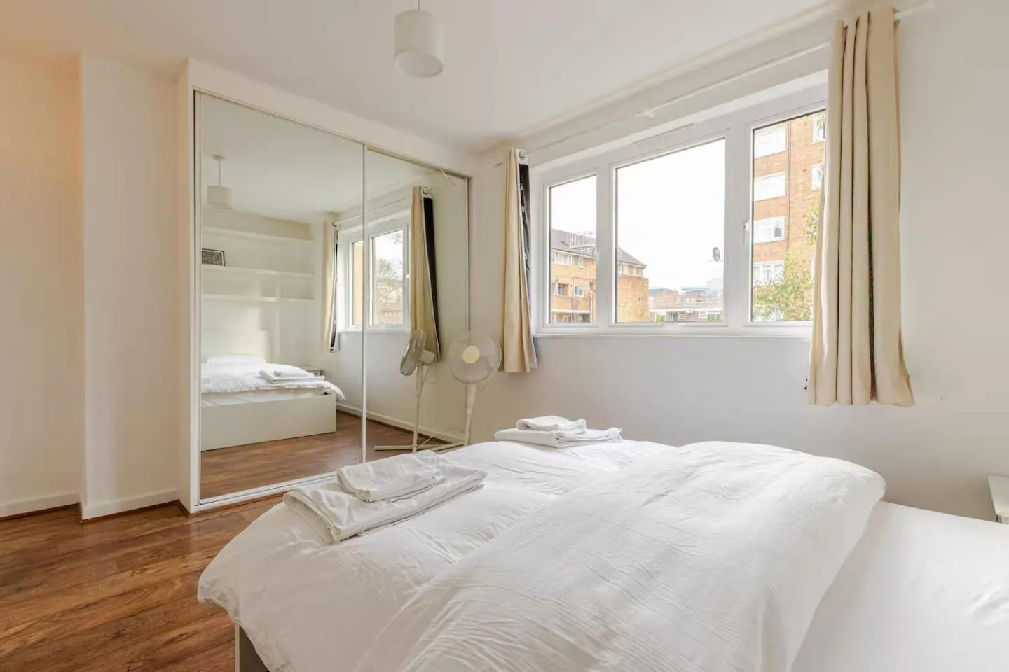 Bed in Charming 2-Bed Garden Flat
