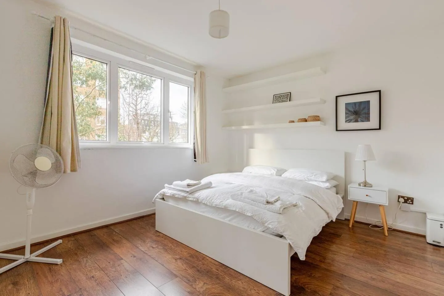 Bed in Charming 2-Bed Garden Flat