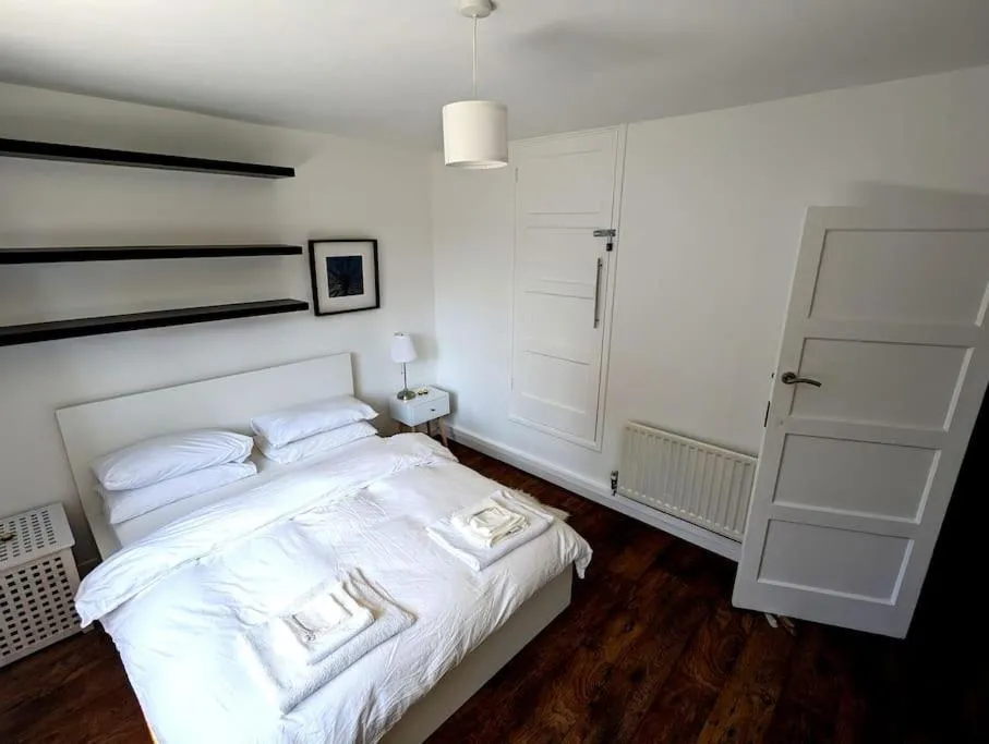 Bed in Charming 2-Bed Garden Flat