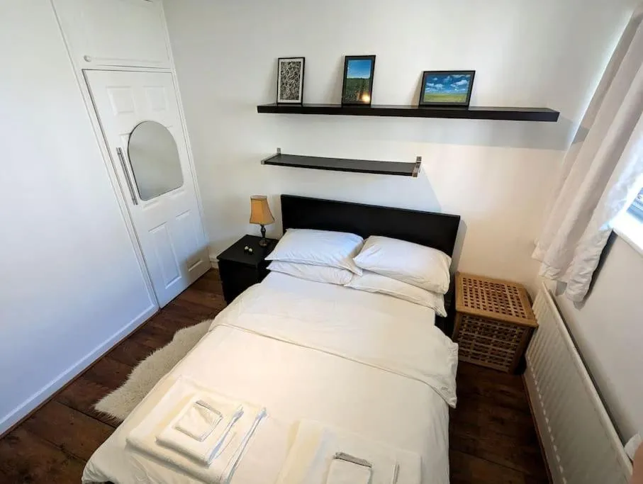Bed in Charming 2-Bed Garden Flat