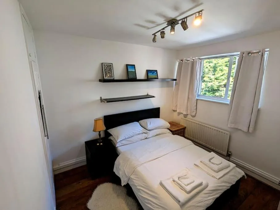 Bed in Charming 2-Bed Garden Flat