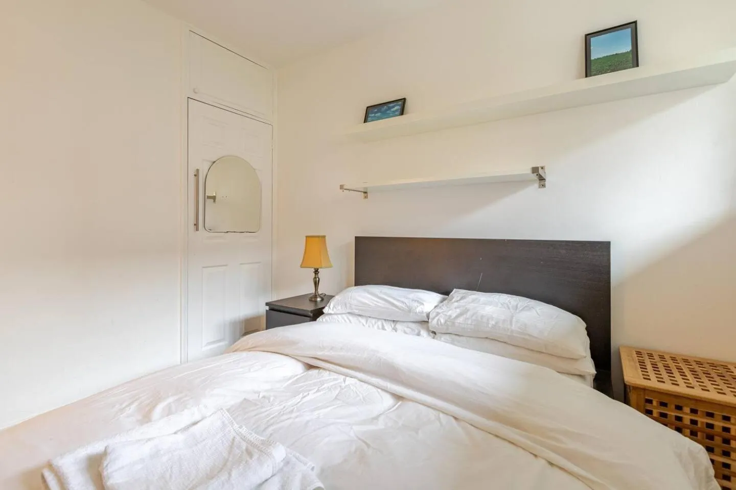 Bed in Charming 2-Bed Garden Flat