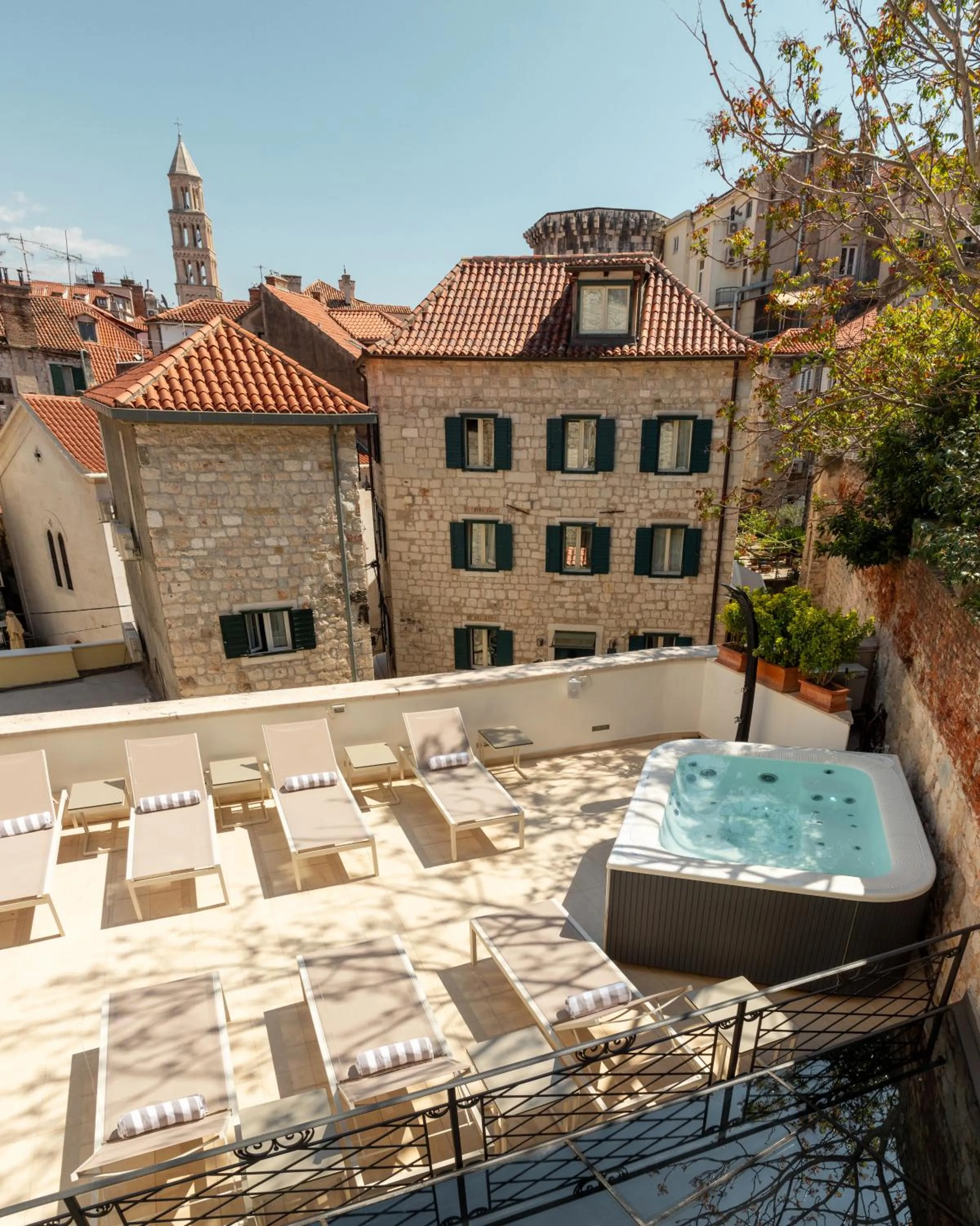 Hot Tub in Marmont Heritage Hotel