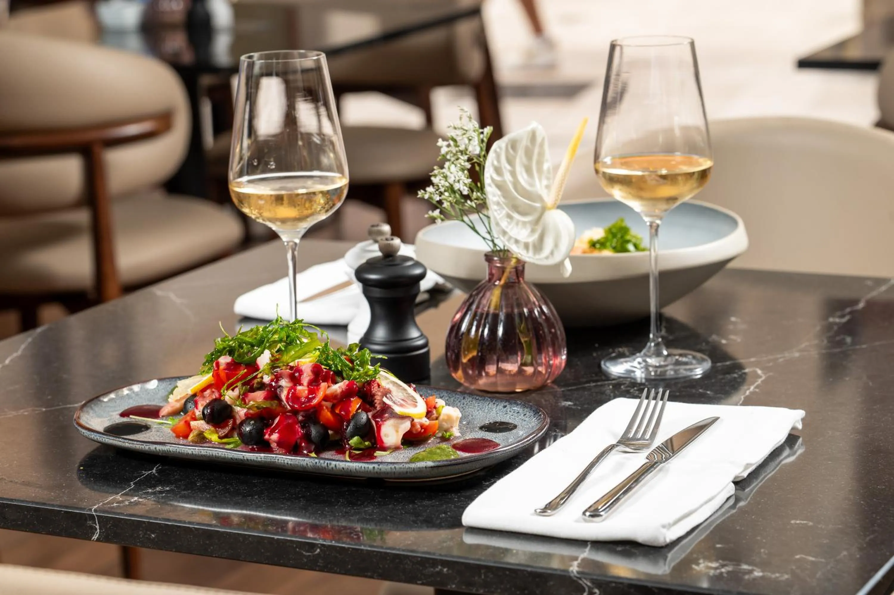 Restaurant/places to eat in Marmont Heritage Hotel