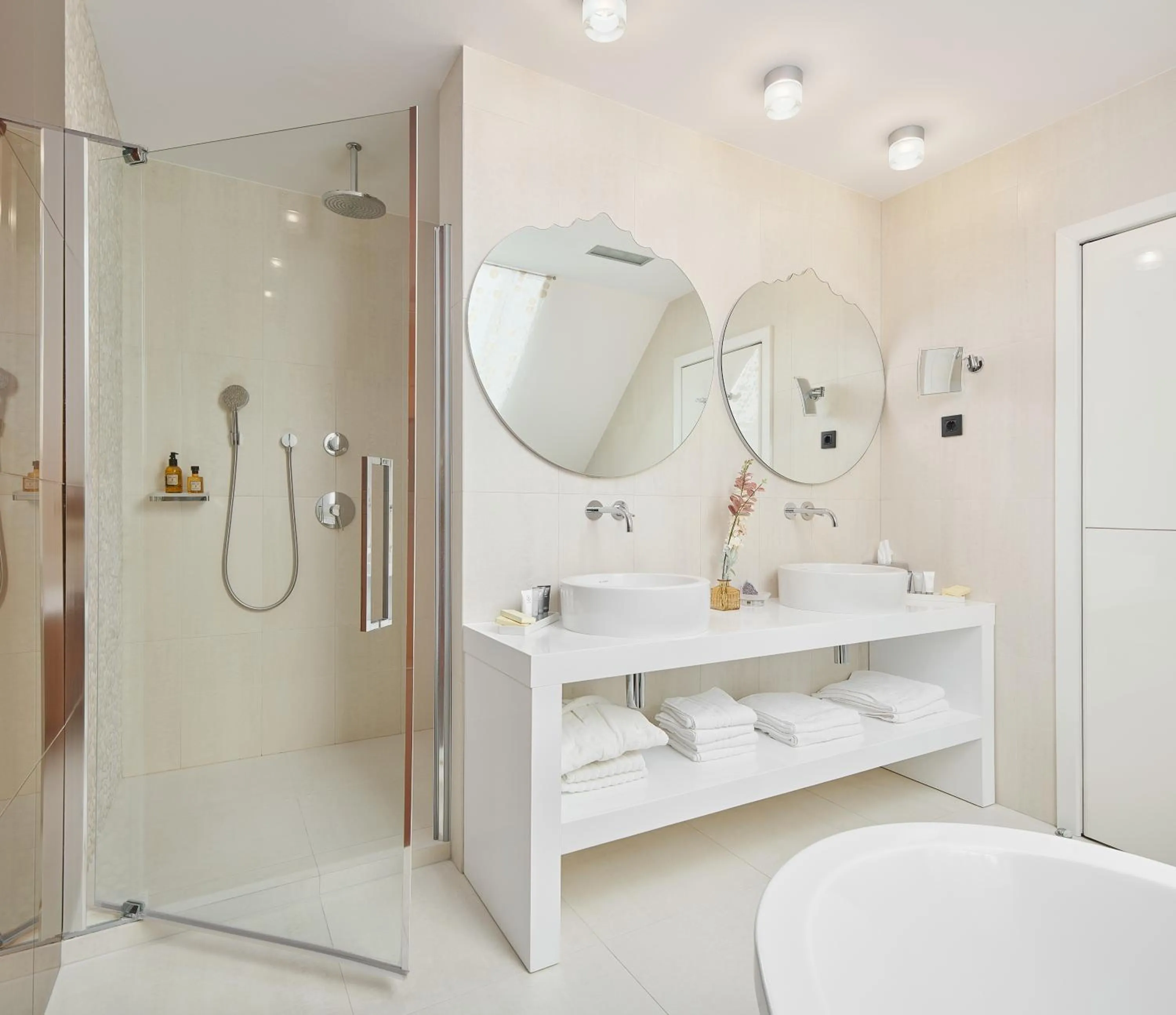 Shower in Marmont Heritage Hotel