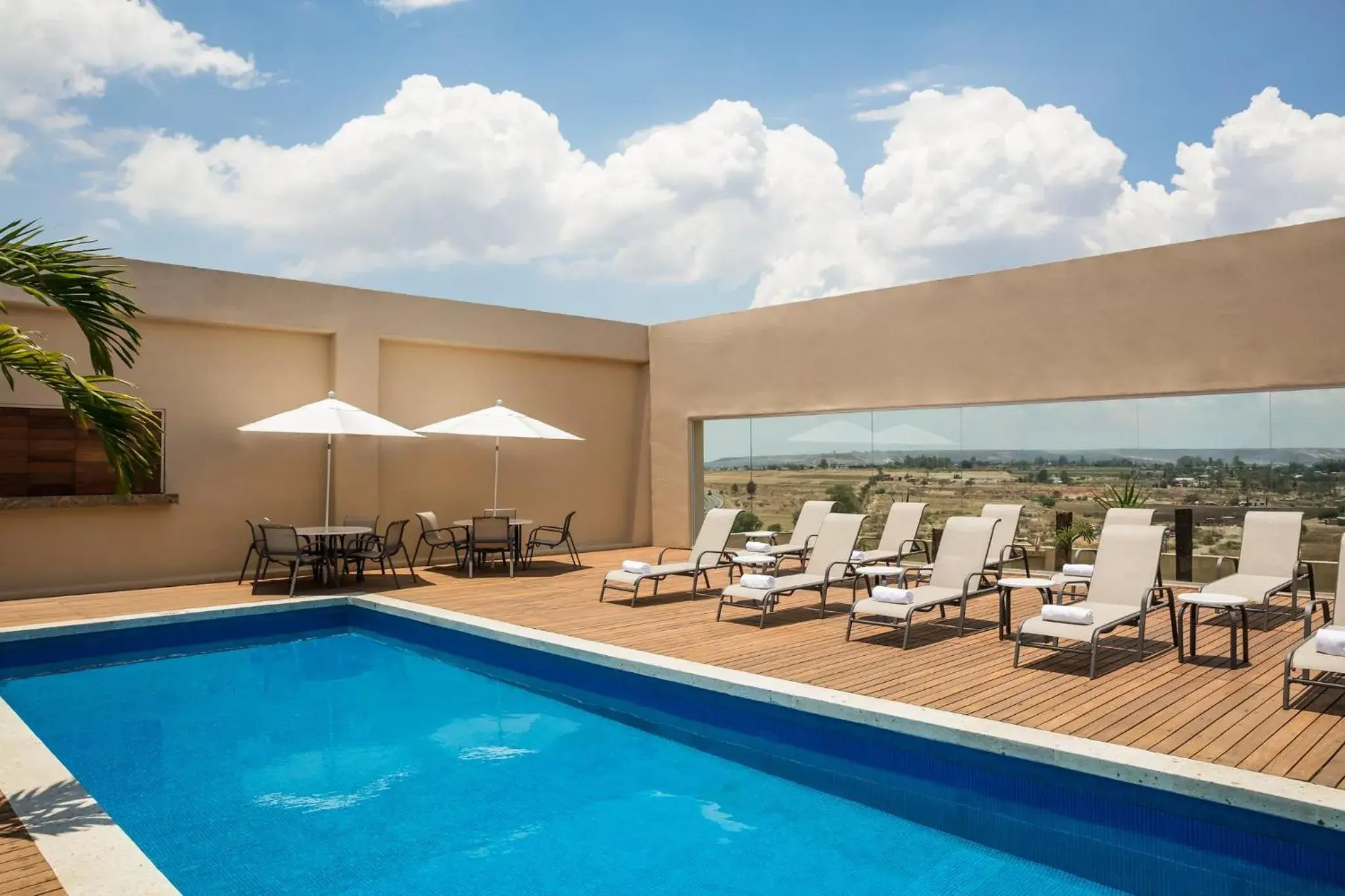 Swimming pool in Fiesta Inn Silao Puerto Interior Swimming pool in Fiesta Inn Silao Puerto Interior