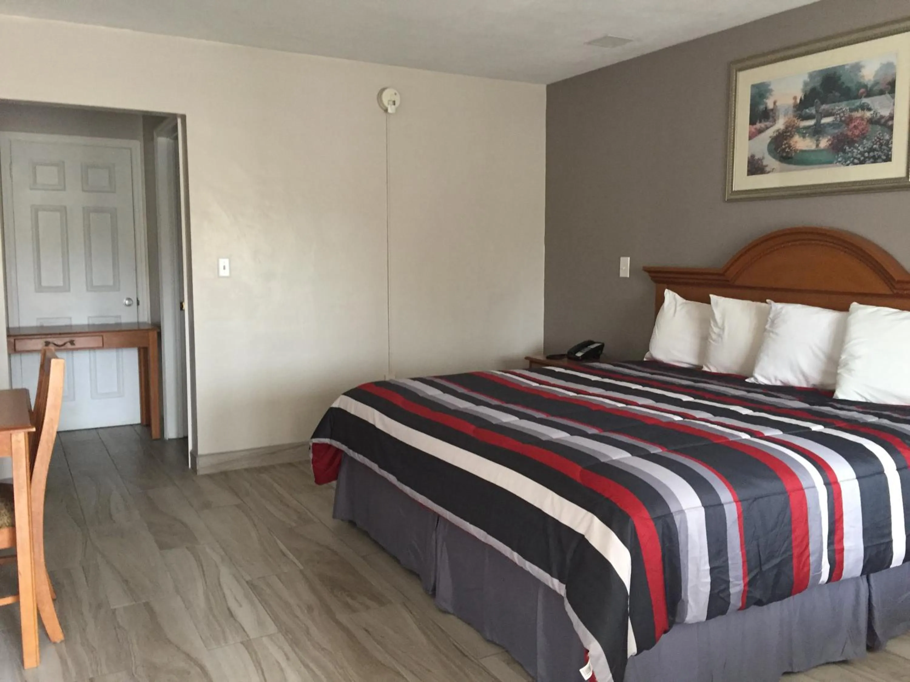 Bedroom, Bed in Flamingo Inn