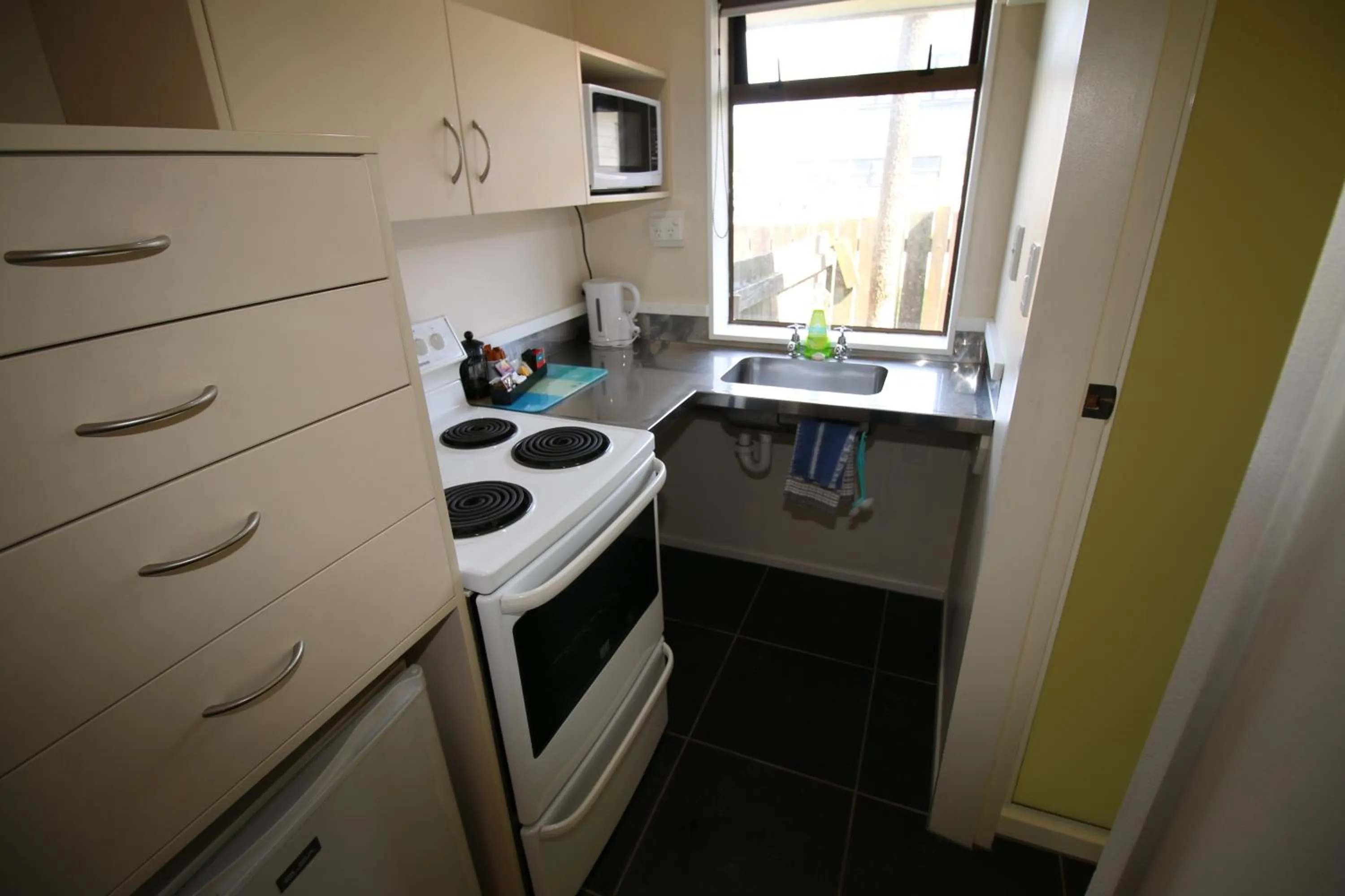 Kitchen or kitchenette in Foreshore Motor Lodge