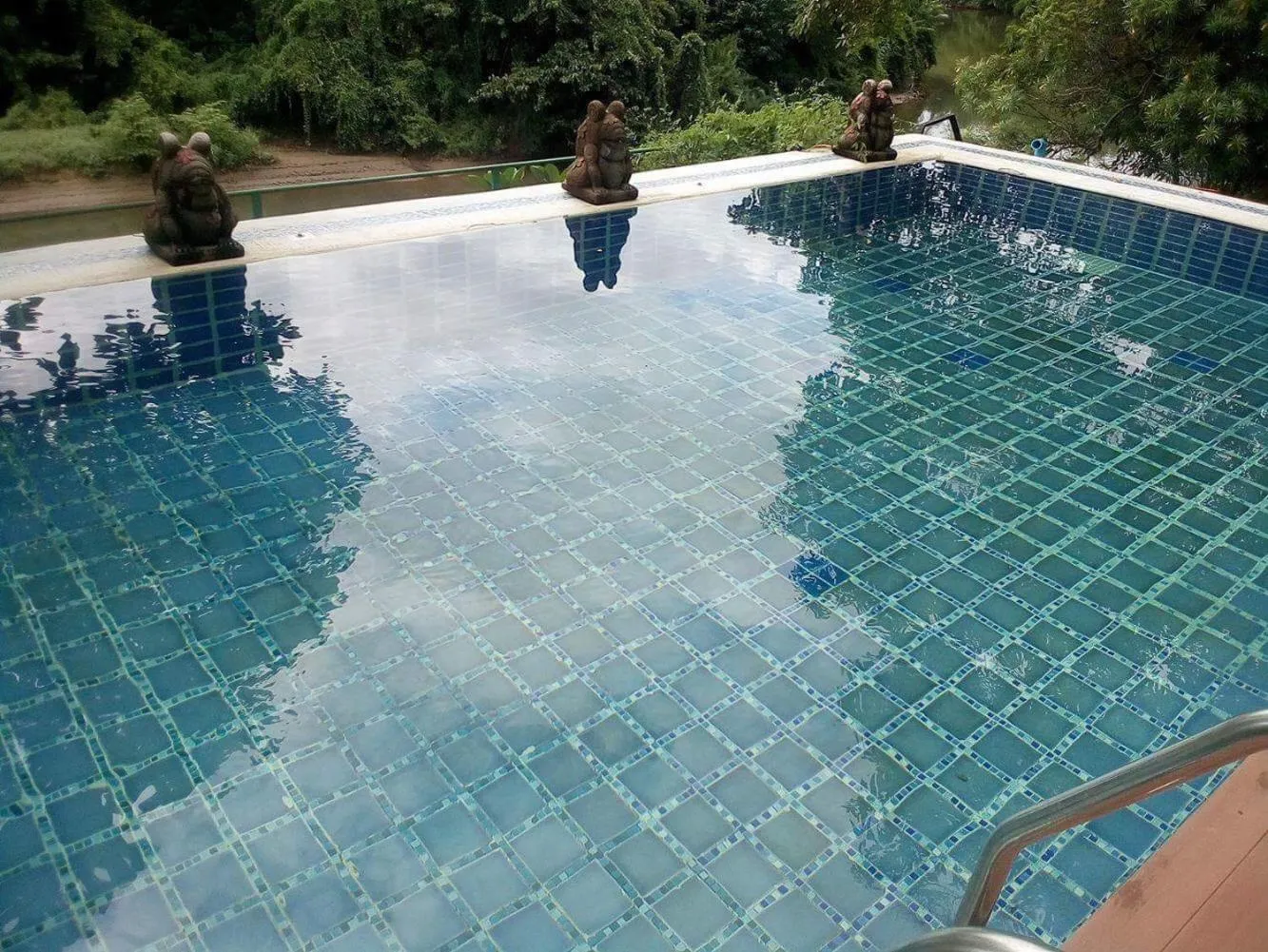 Swimming pool in Jung Ja Hut