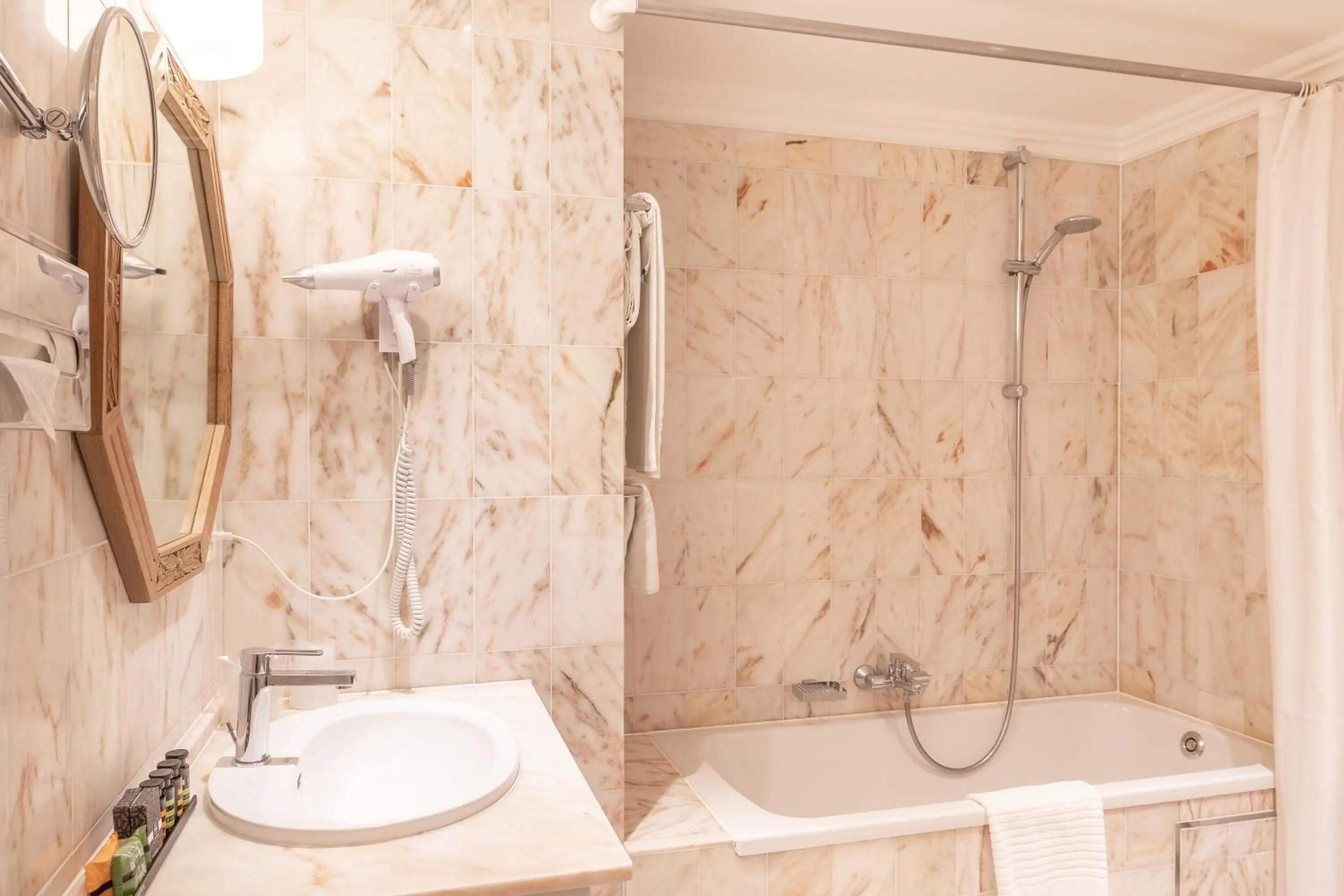 Bathroom in Hotel Manos Stephanie