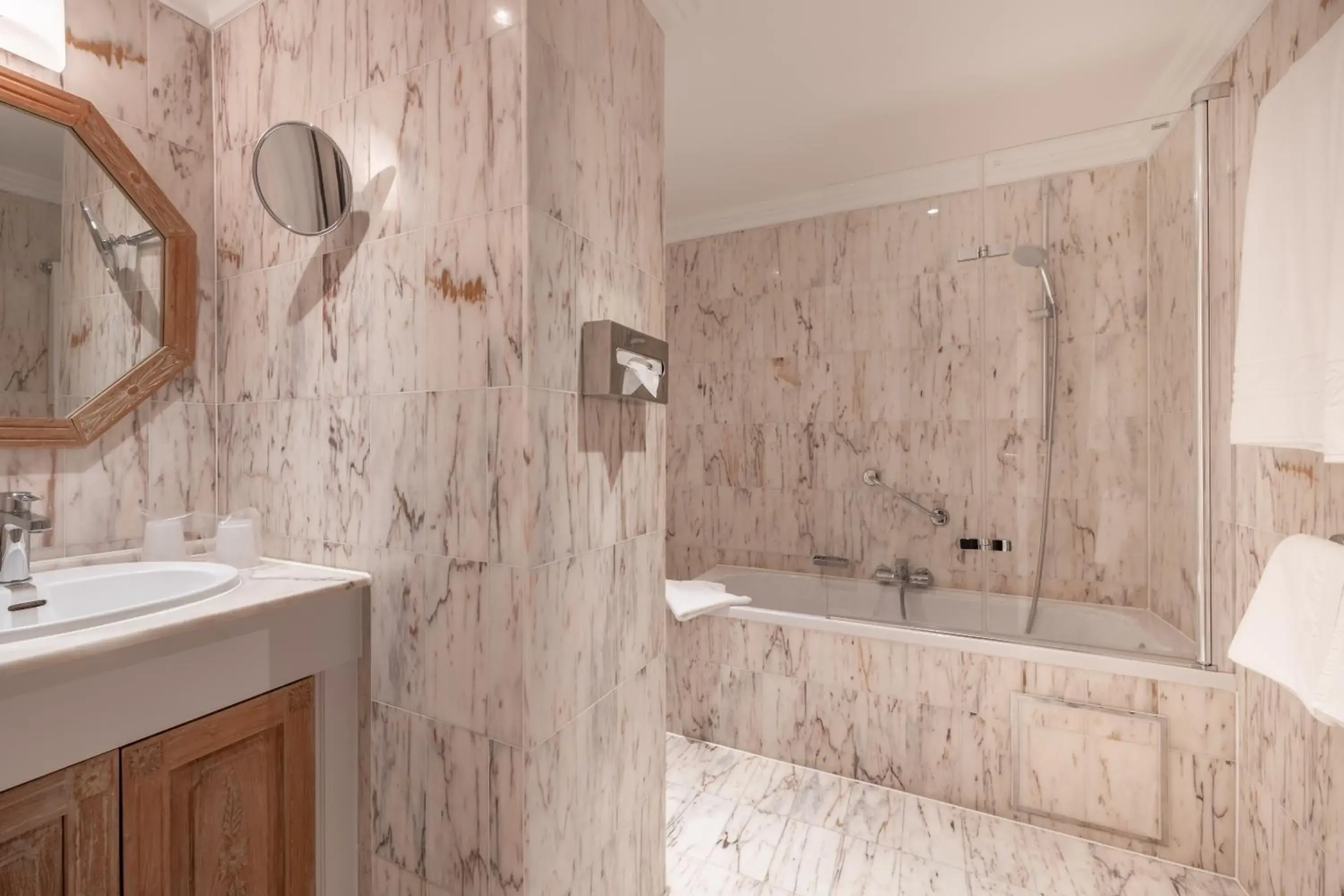 Bathroom in Hotel Manos Stephanie Bathroom in Hotel Manos Stephanie