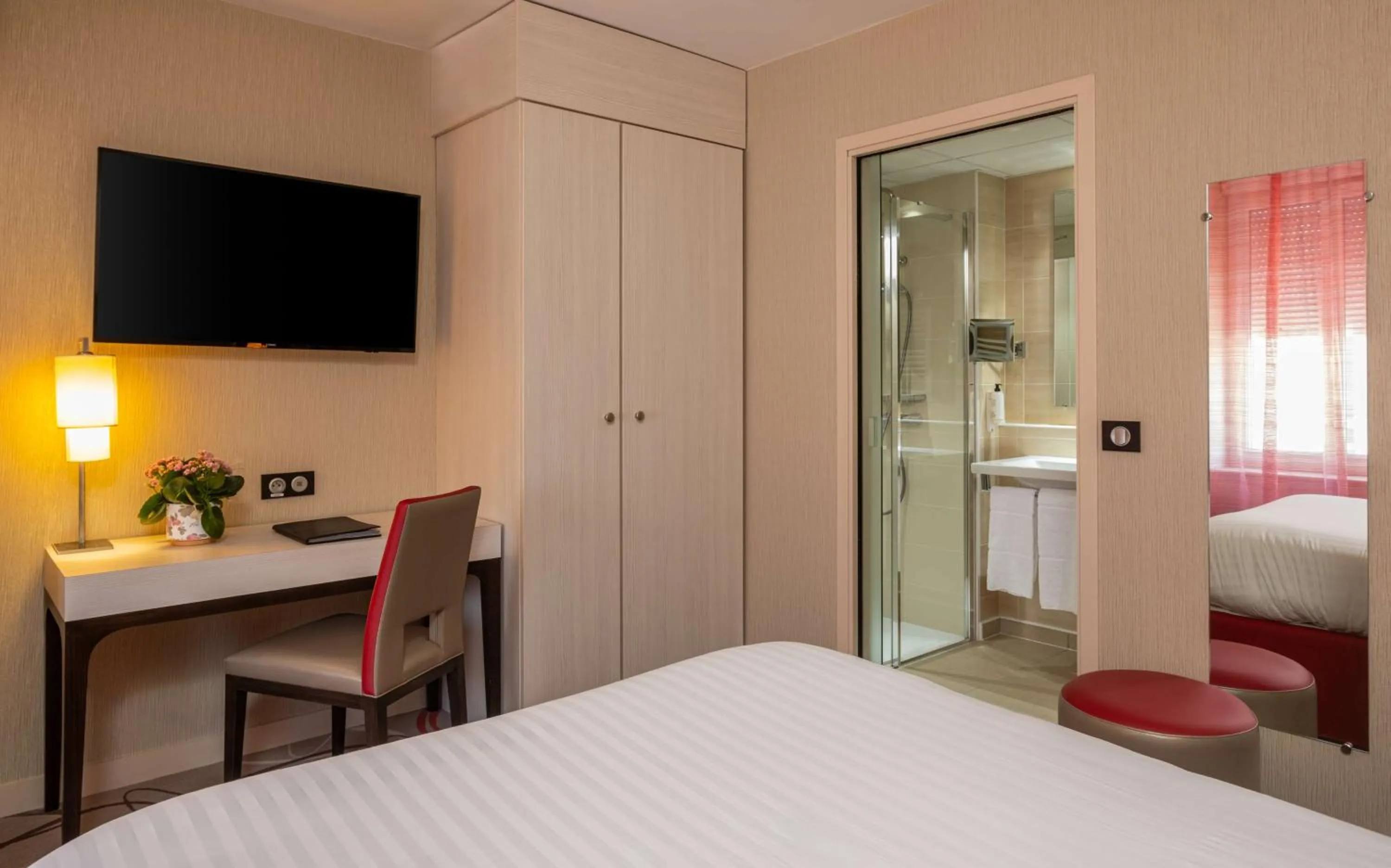 Photo of the whole room, Bed in Best Western Plus Richelieu