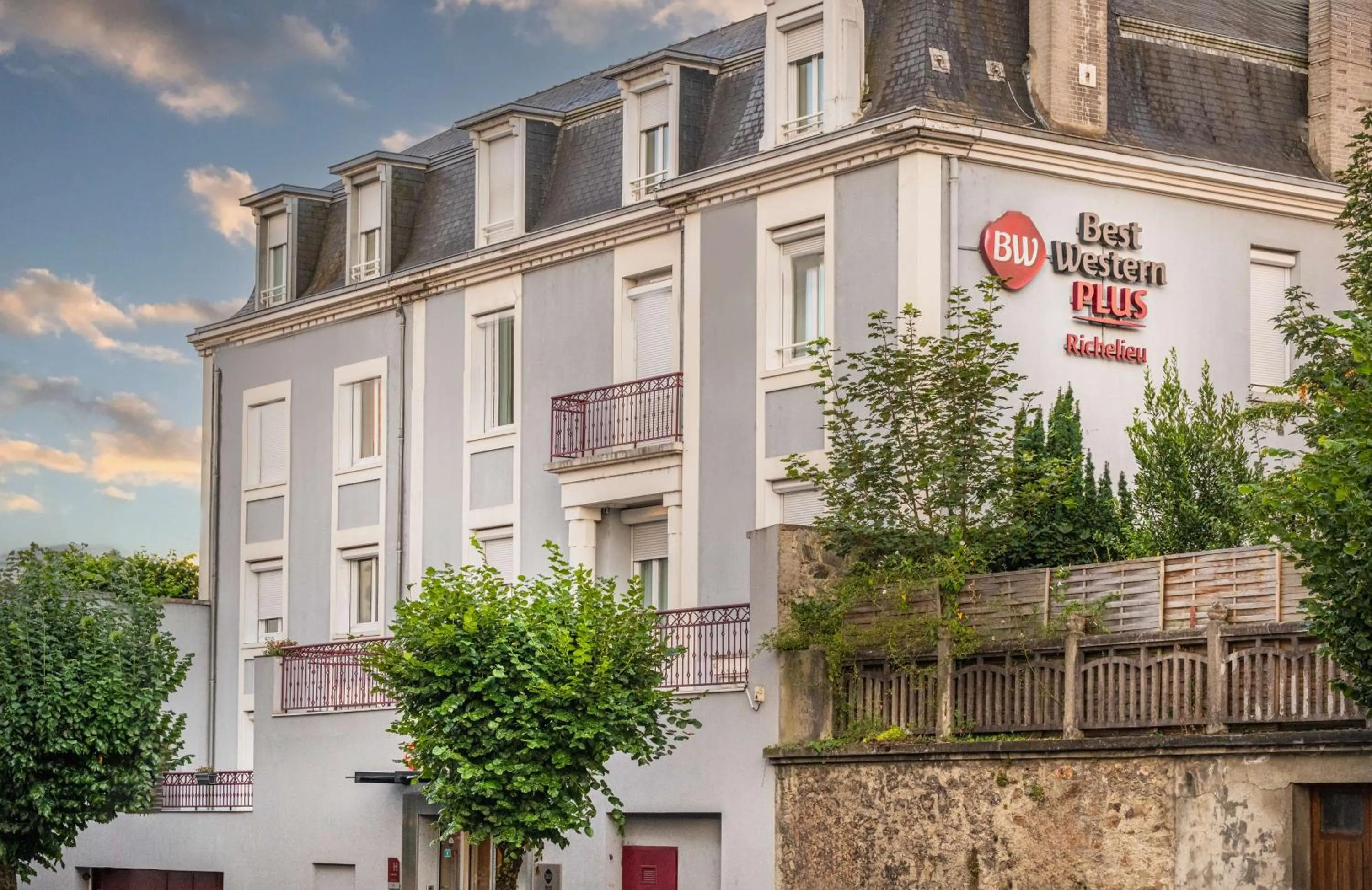 Property building in Best Western Plus Richelieu