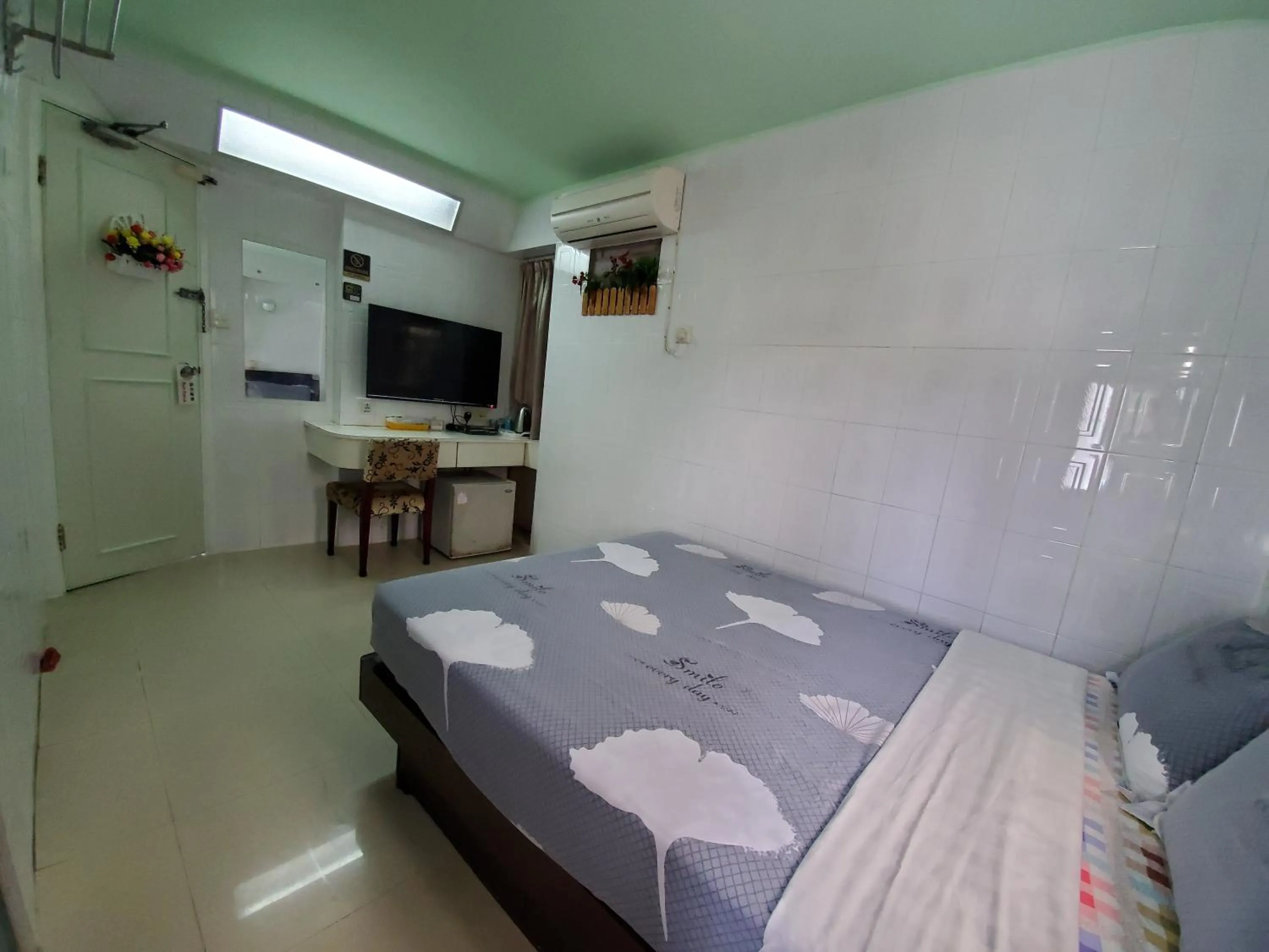 Photo of the whole room, Bed in Man Lai Wah Resort