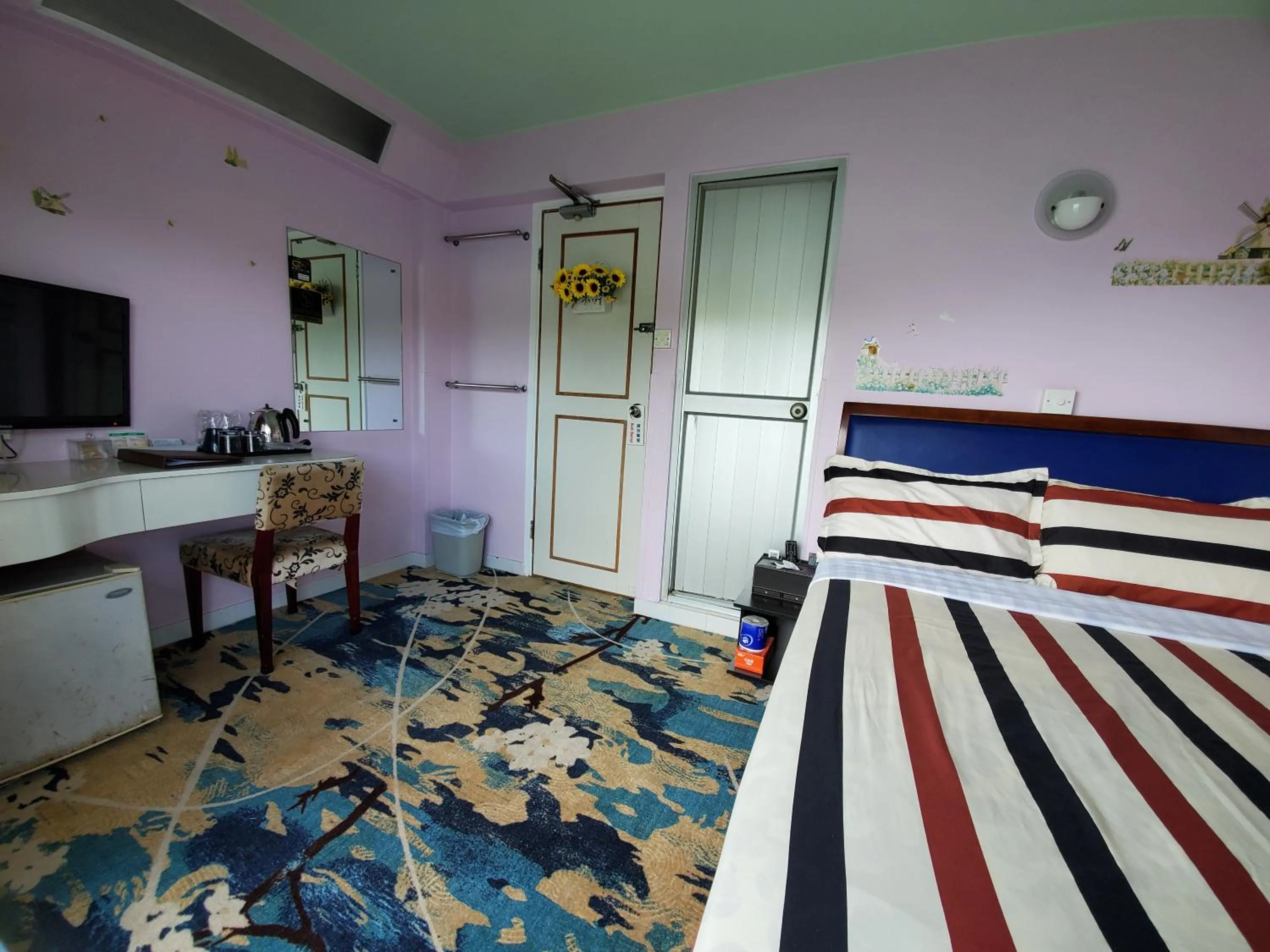 Photo of the whole room, Bed in Man Lai Wah Resort