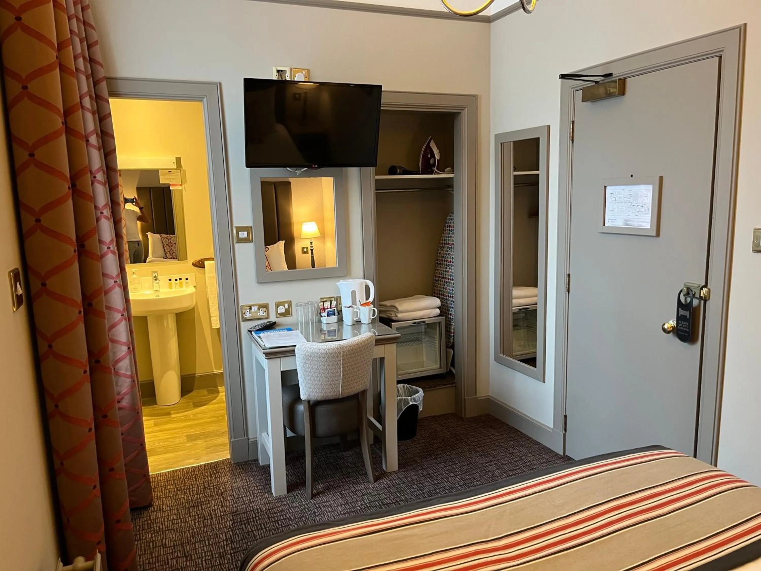 Bedroom in The Globe Inn