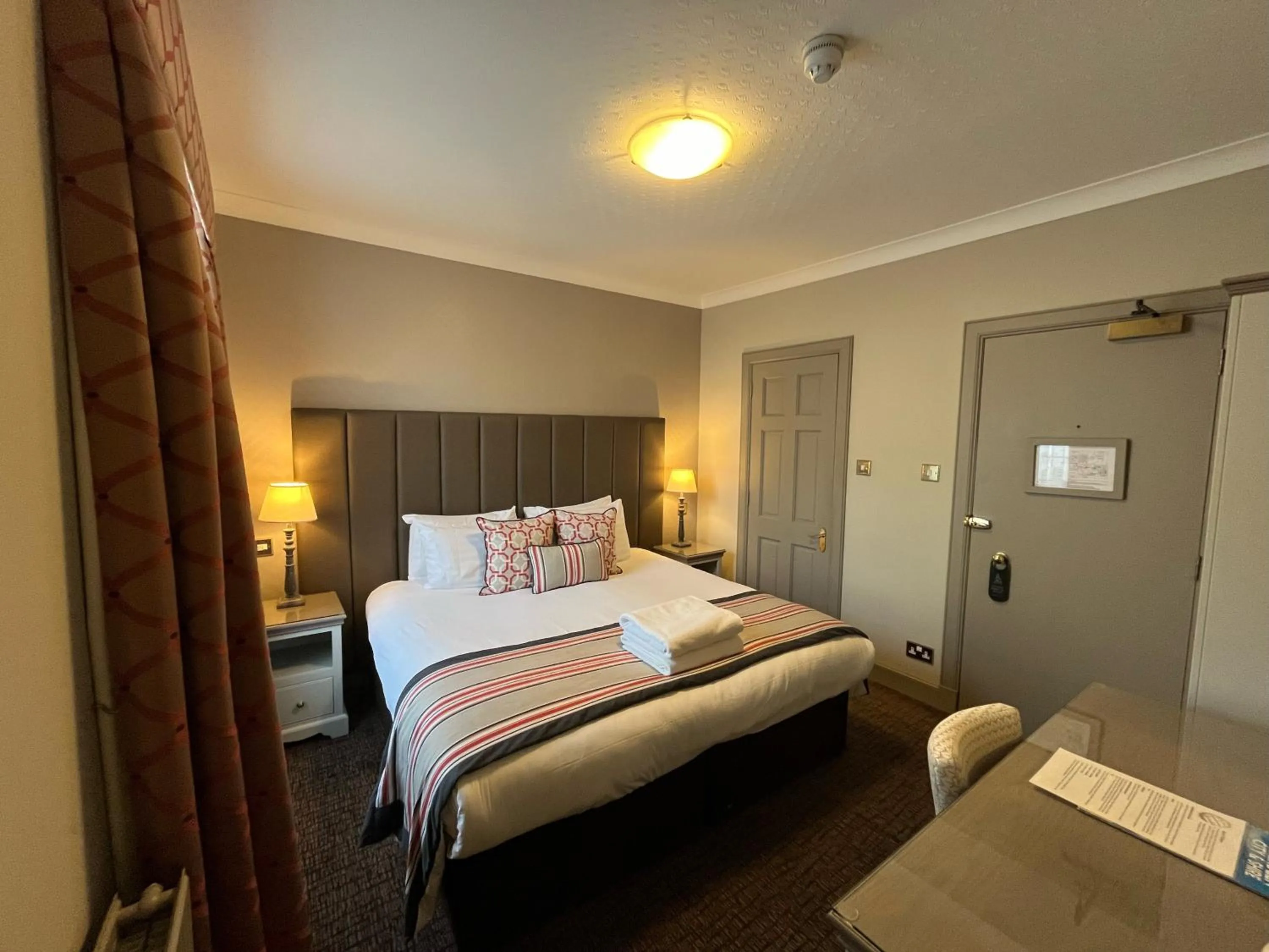 Bedroom, Bed in The Globe Inn