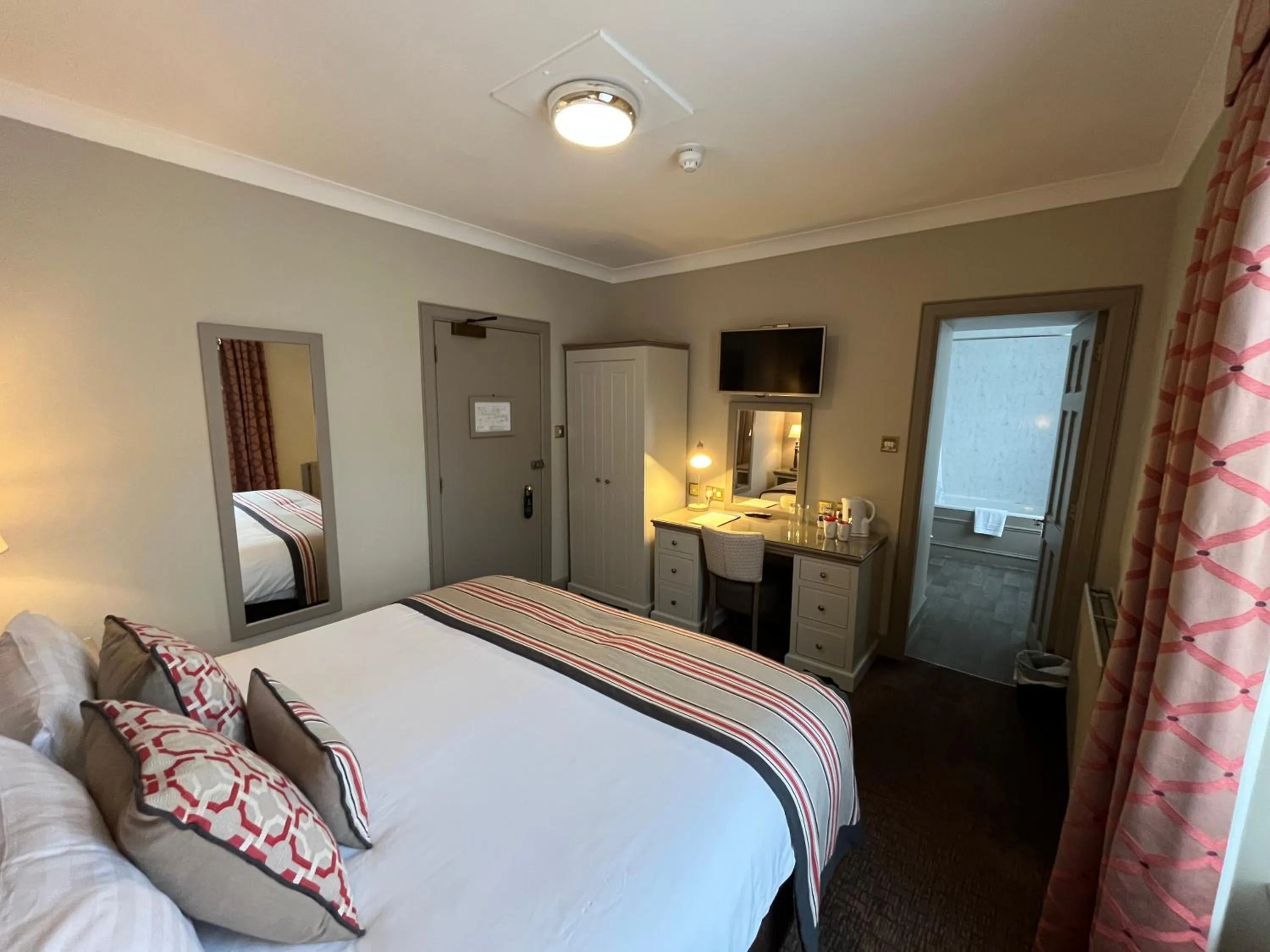 Bedroom, Bed in The Globe Inn