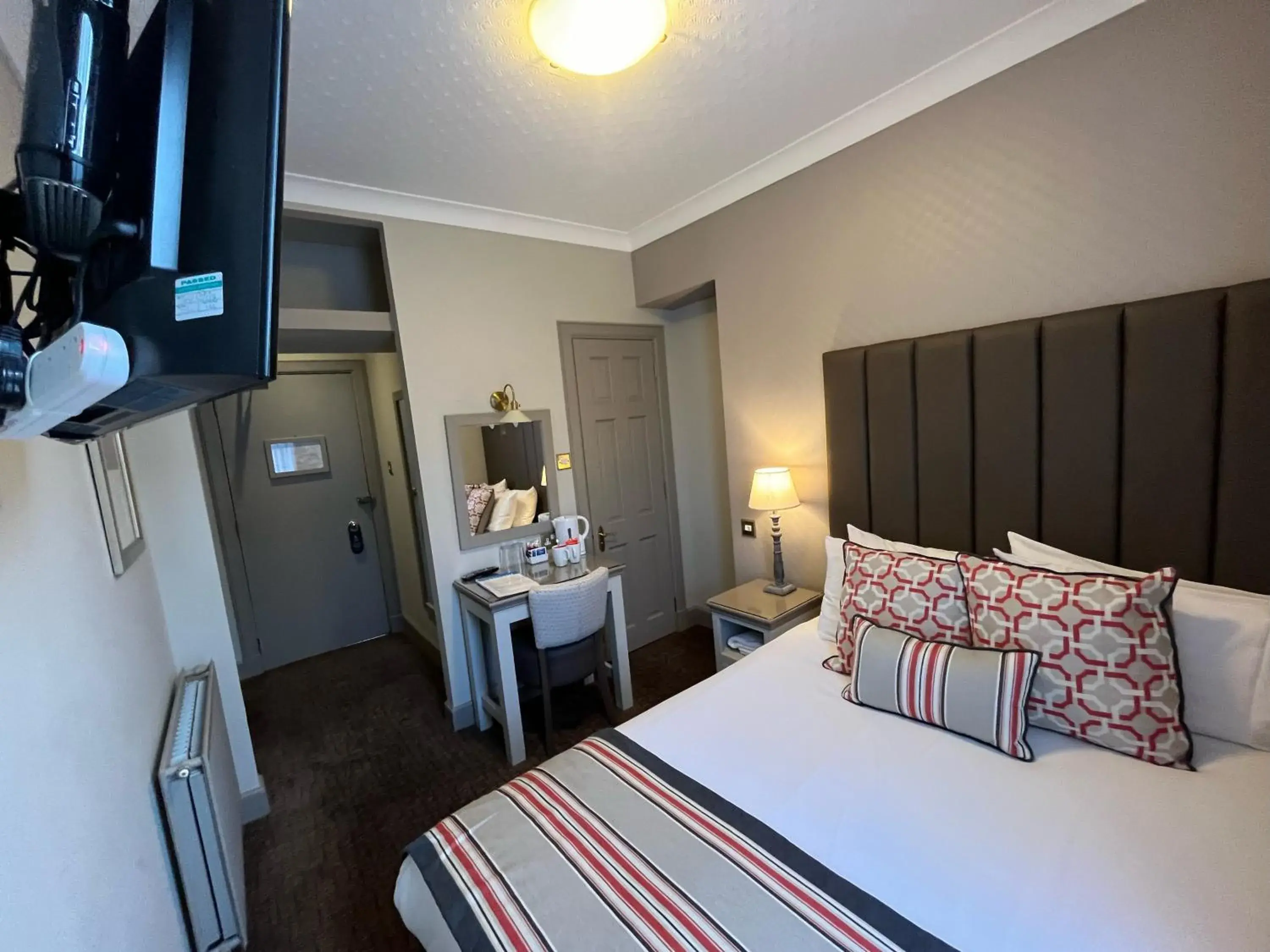 Small Double Room in The Globe Inn Small Double Room in The Globe Inn