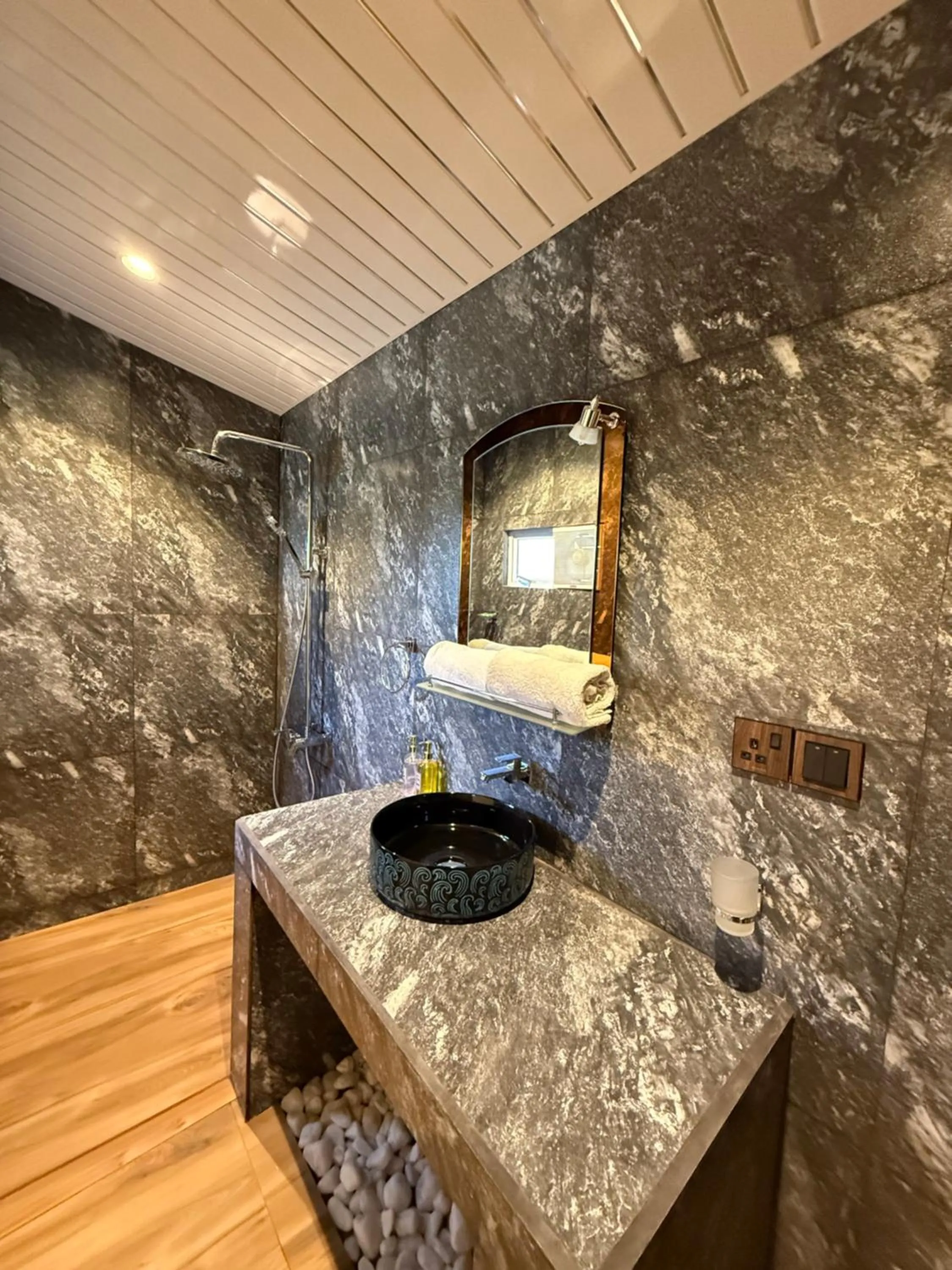 Shower in Guest Inn Avendra