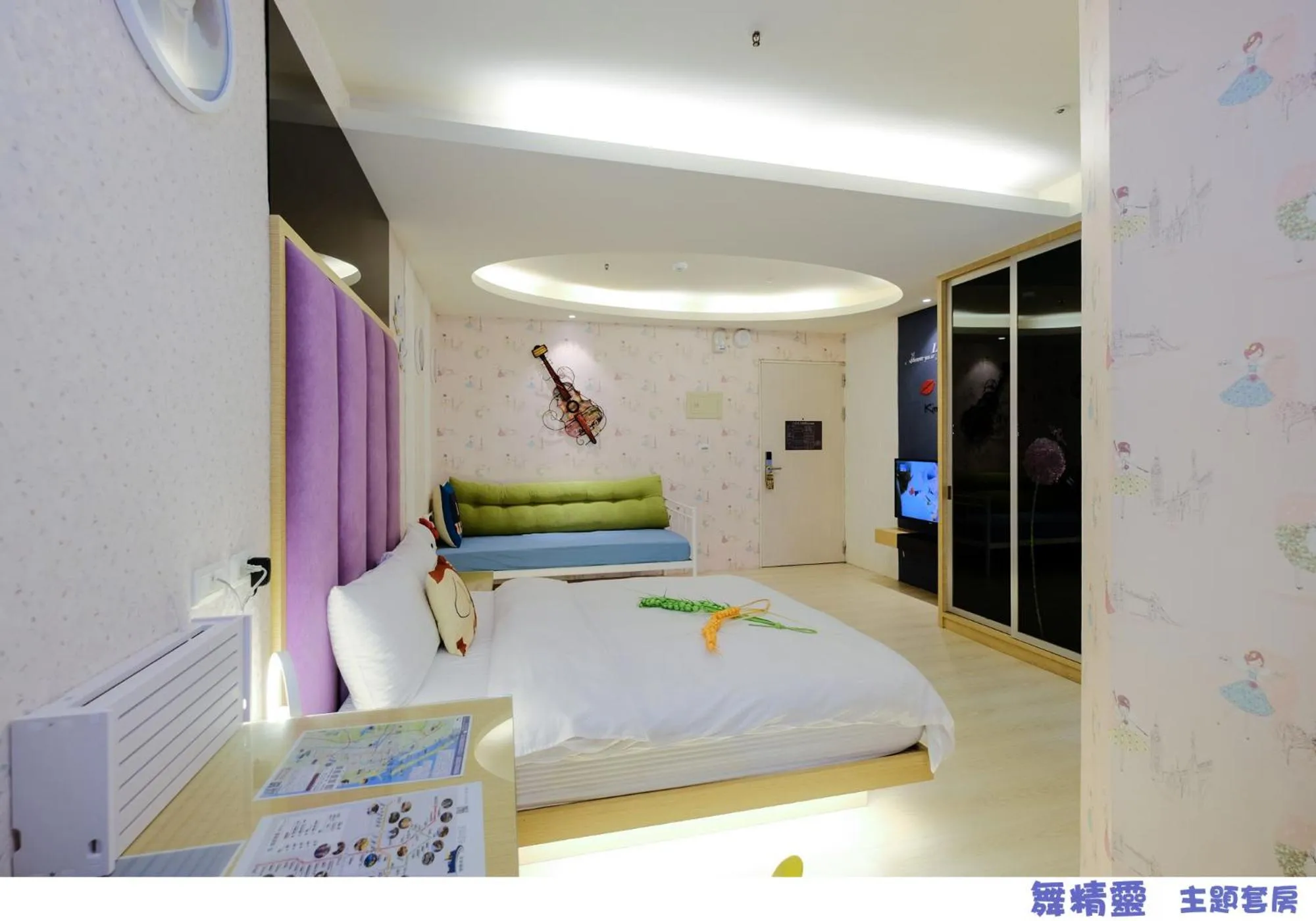 Photo of the whole room, Bed in 85 Asia Hotel