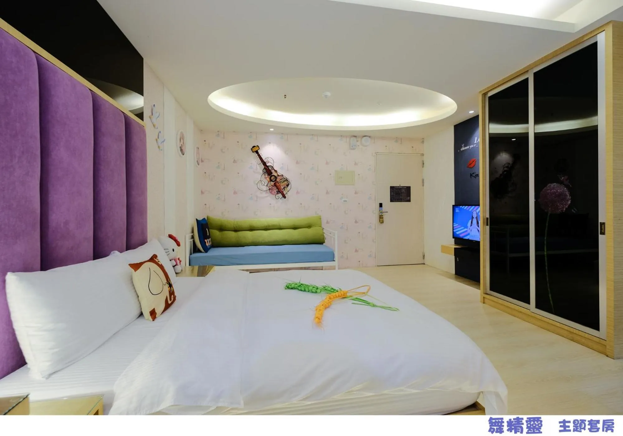 Photo of the whole room, Bed in 85 Asia Hotel