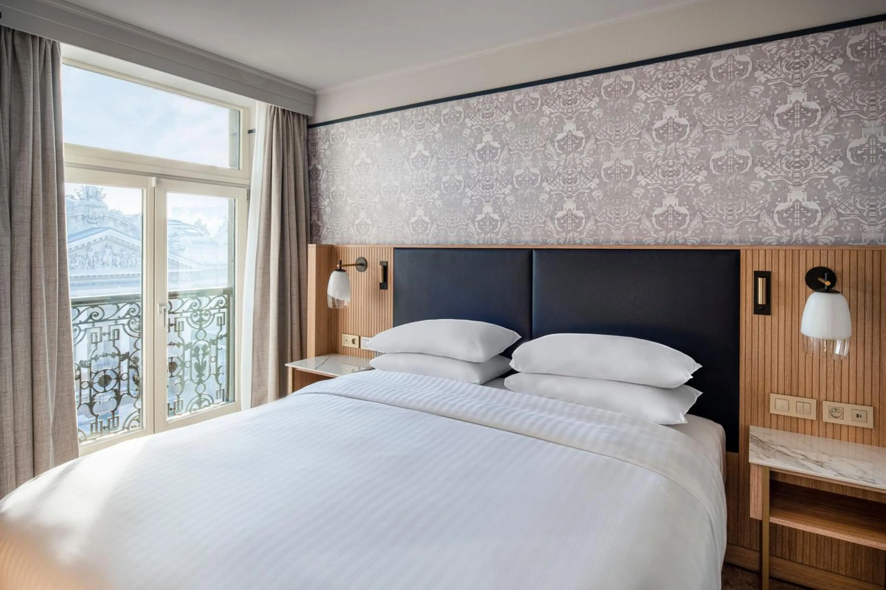 Photo of the whole room, Bed in Brussels Marriott Hotel Grand Place