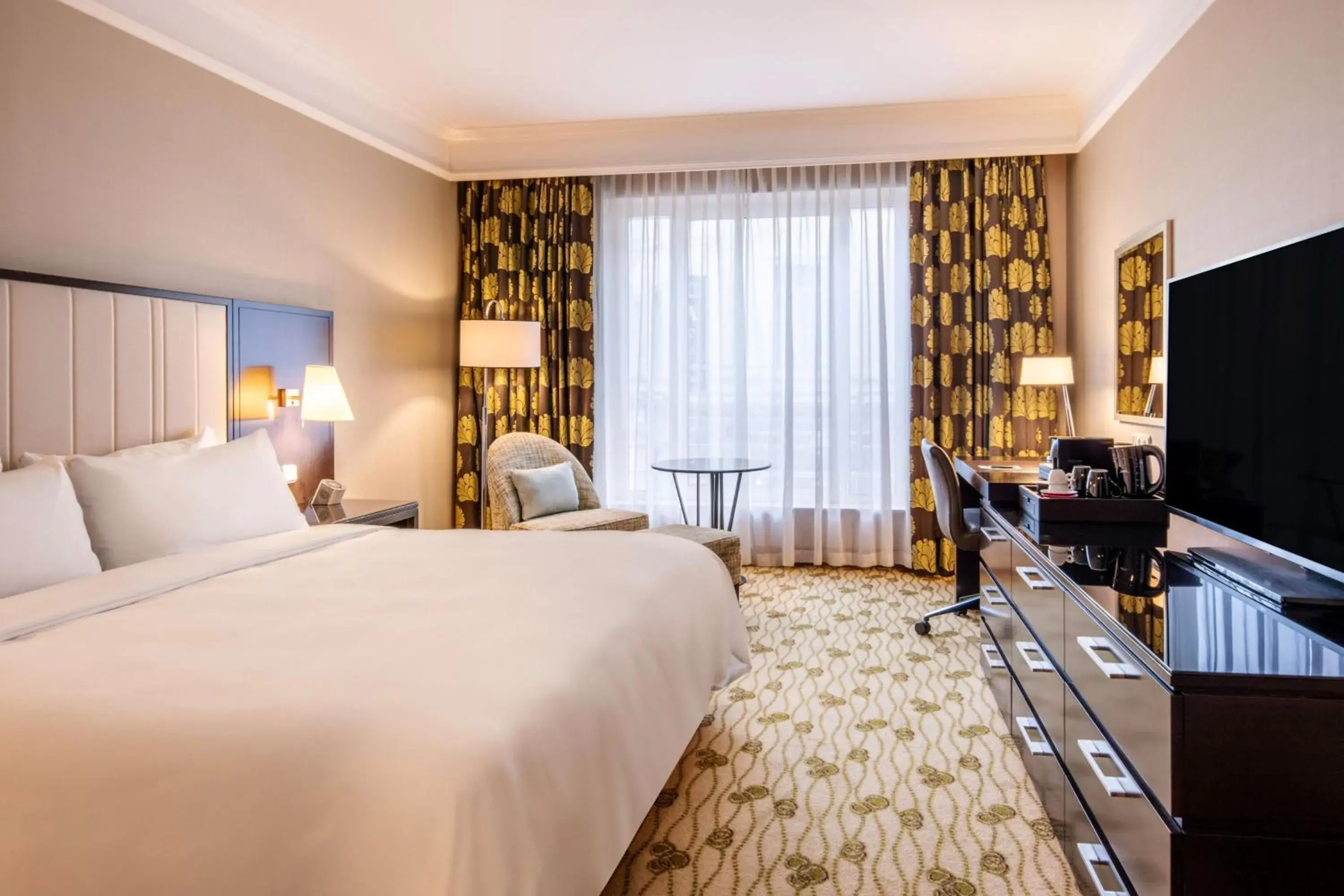 Club Queen room in Renaissance Brussels Hotel Club Queen room in Renaissance Brussels Hotel