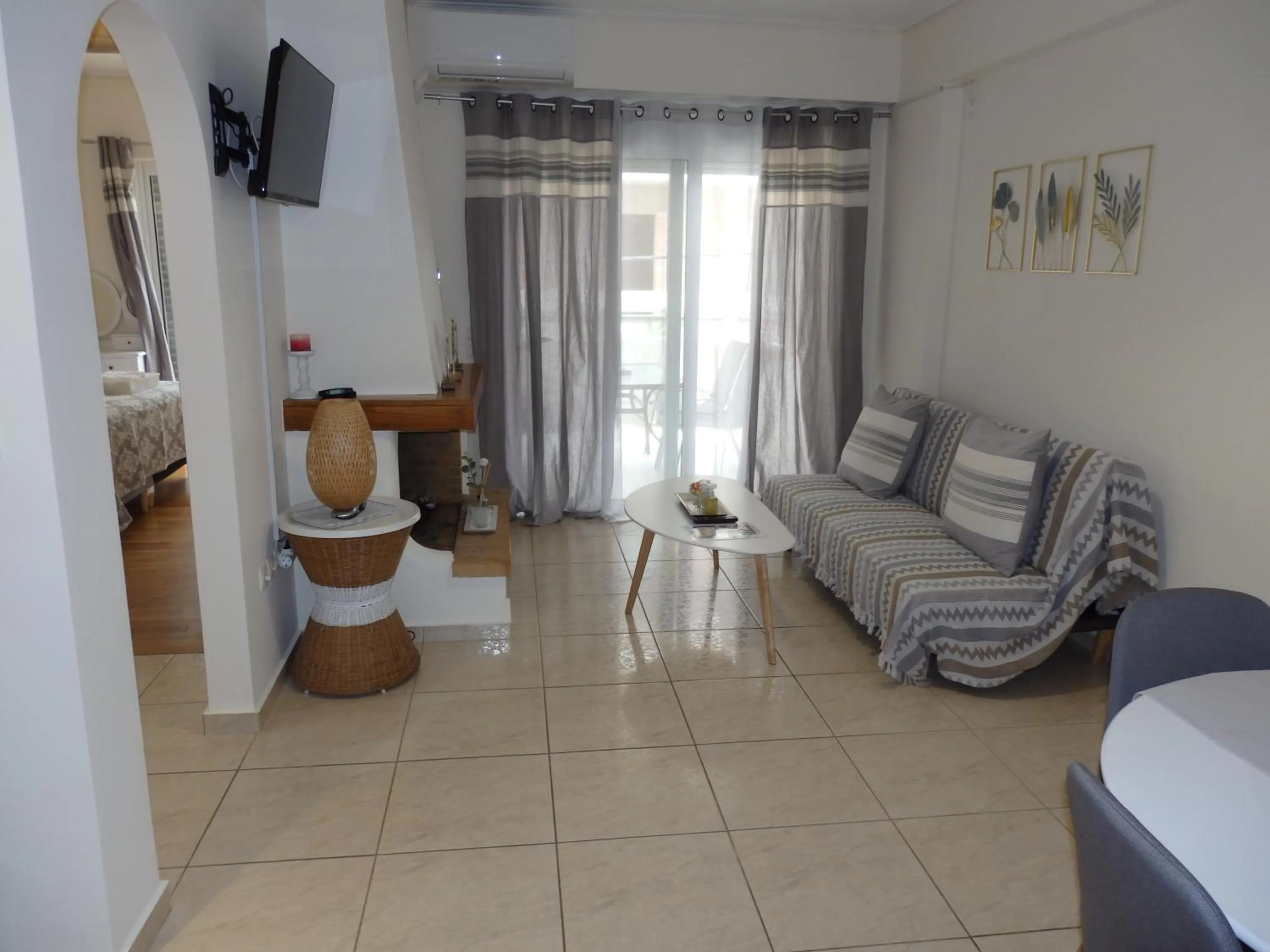 TV and multimedia in A&J Apartments or Rooms athens airport