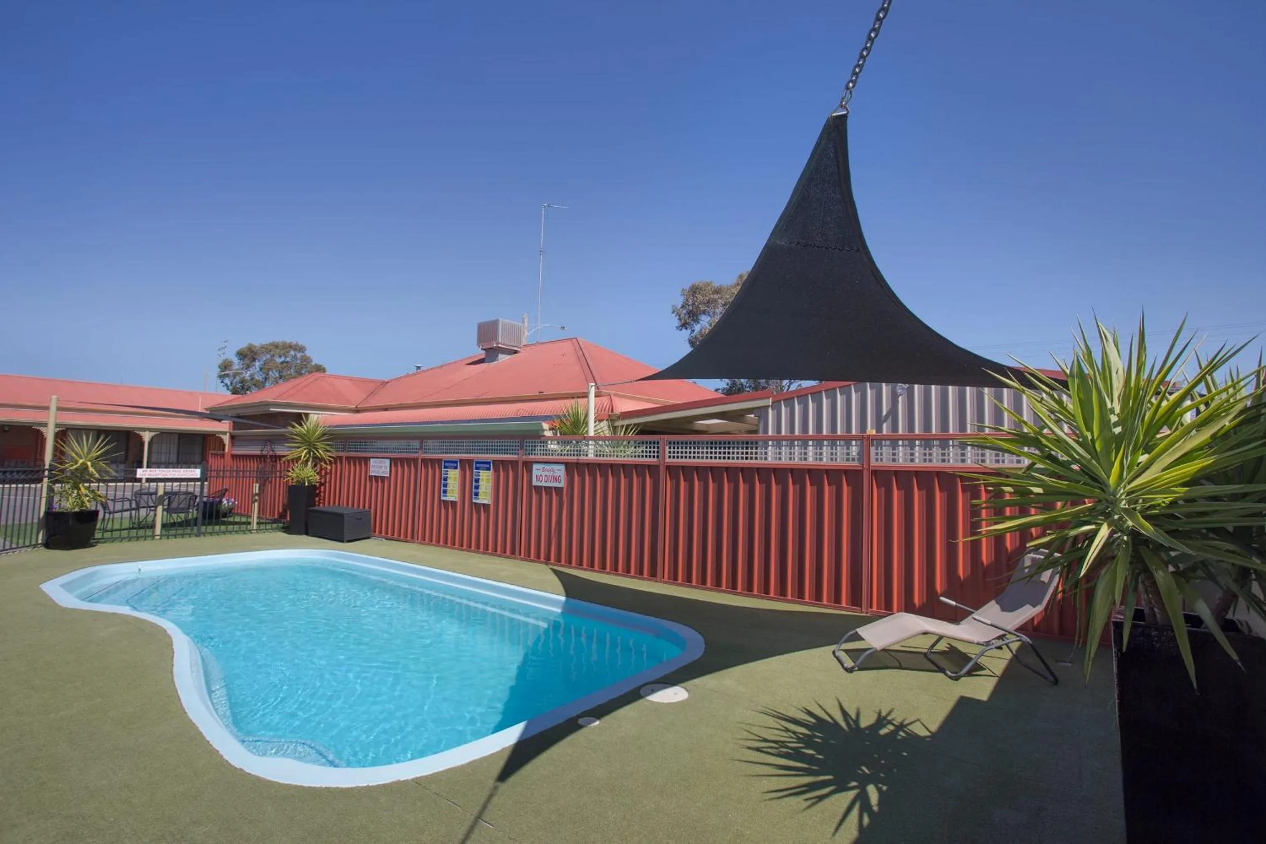 Swimming pool in Horsham Country City Motor Inn
