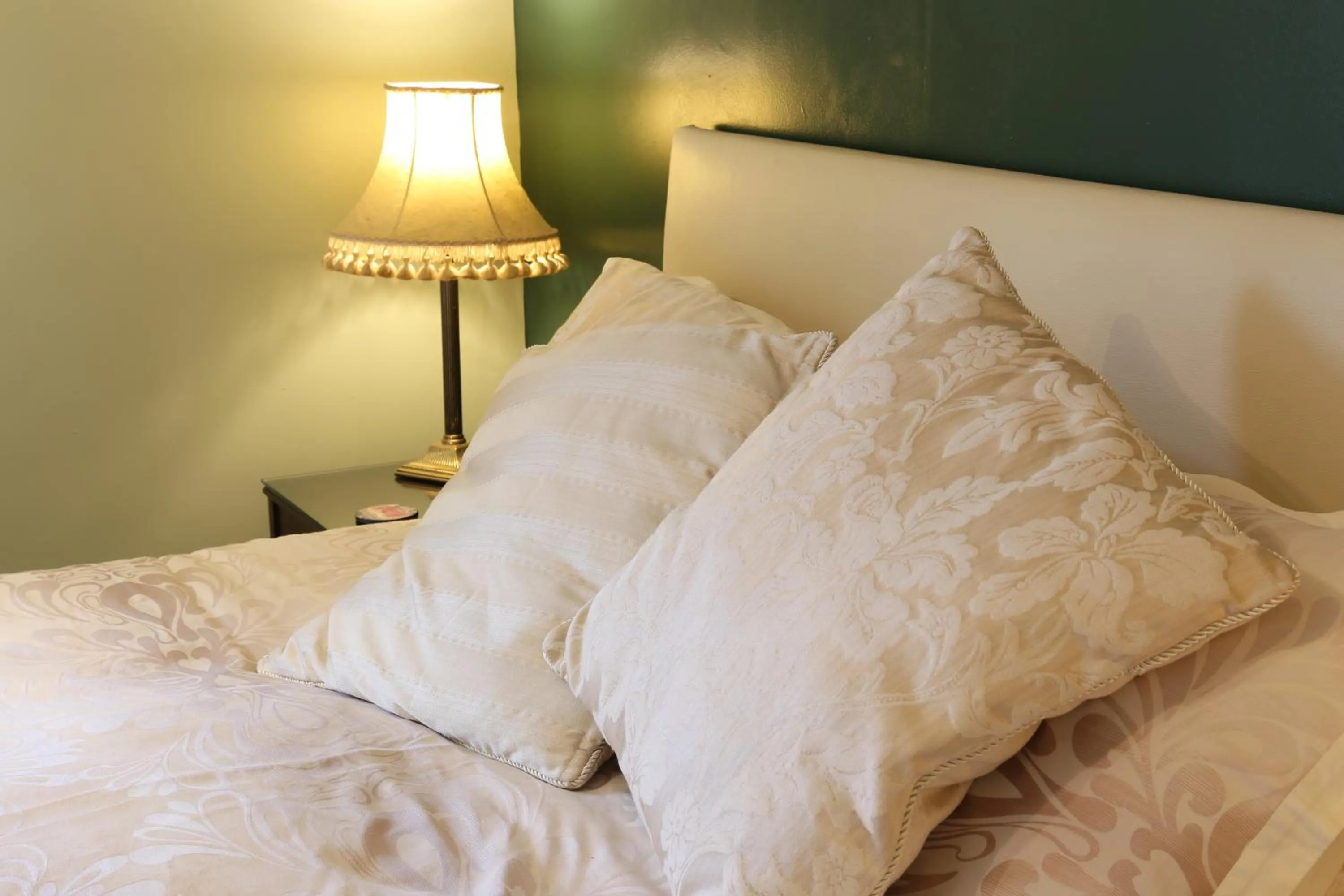 Bathroom, Bed in The George Inn