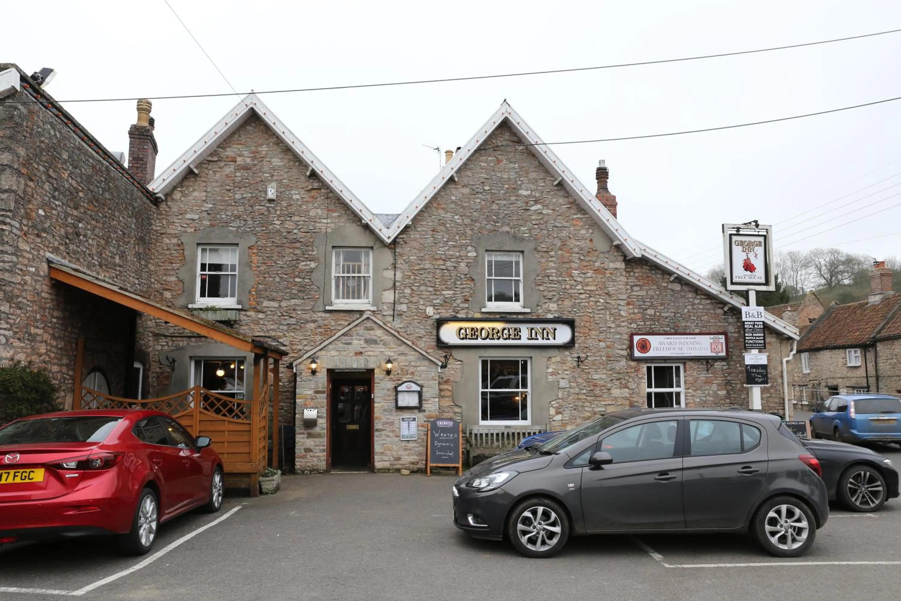 Facade/entrance in The George Inn