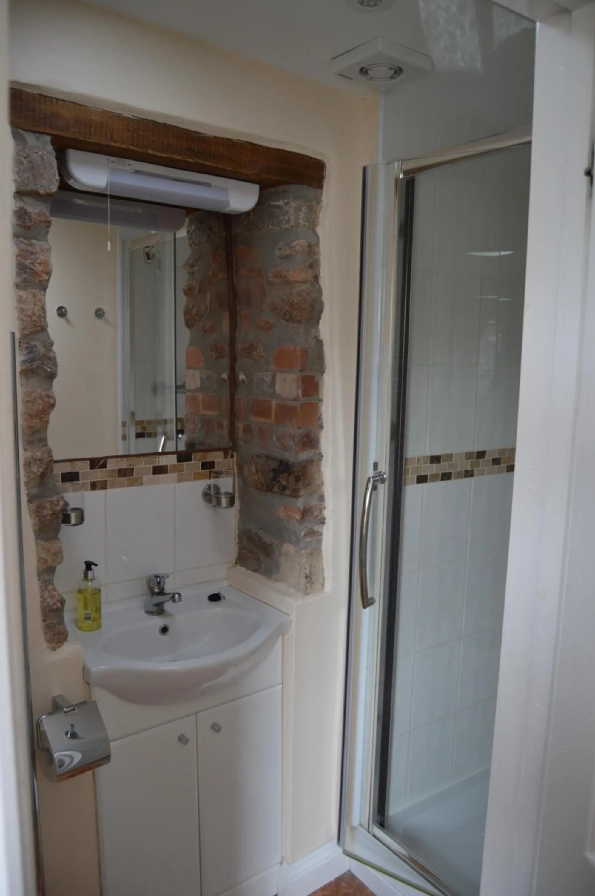 Shower in The George Inn