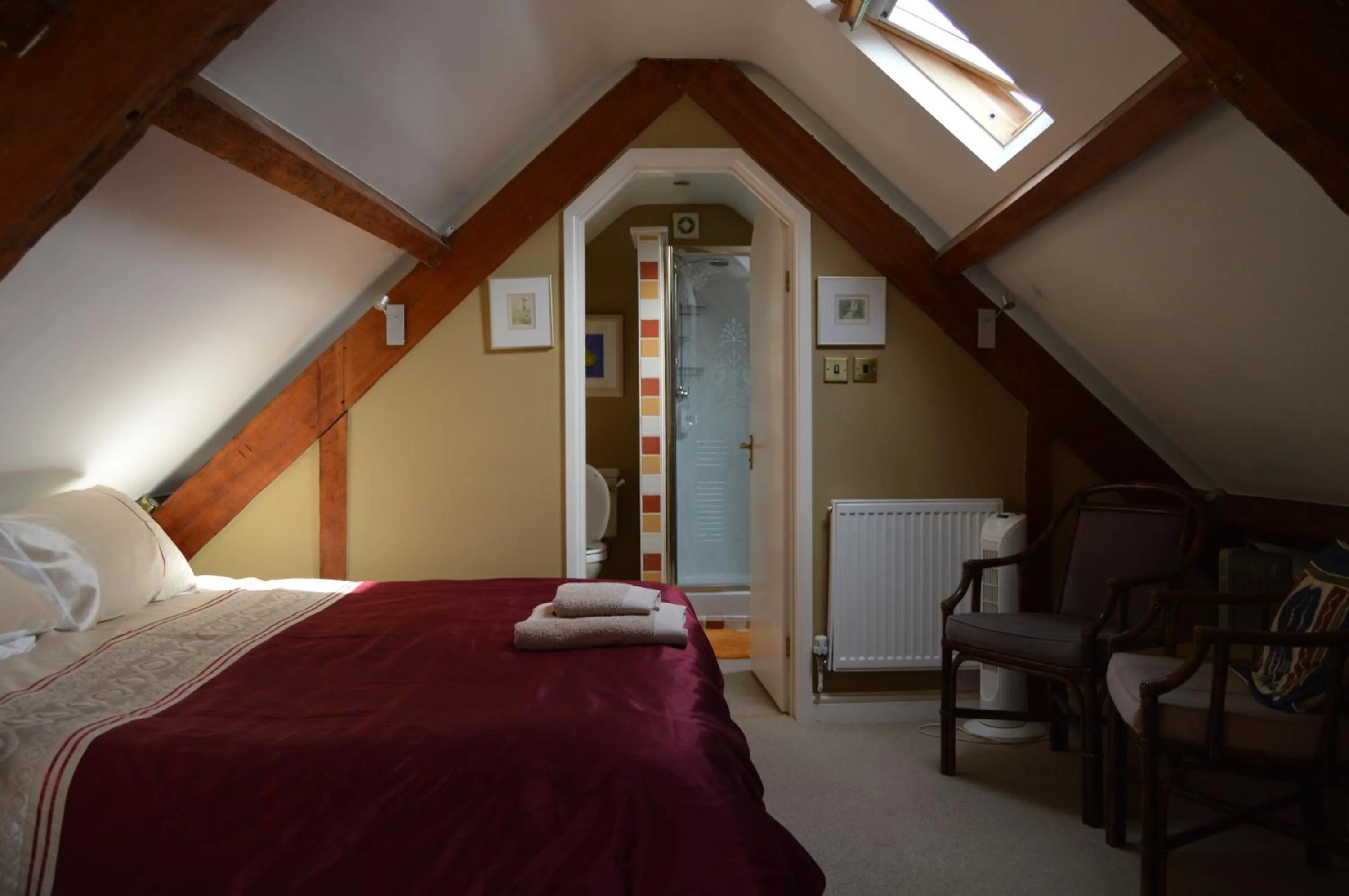 Shower, Bed in The George Inn