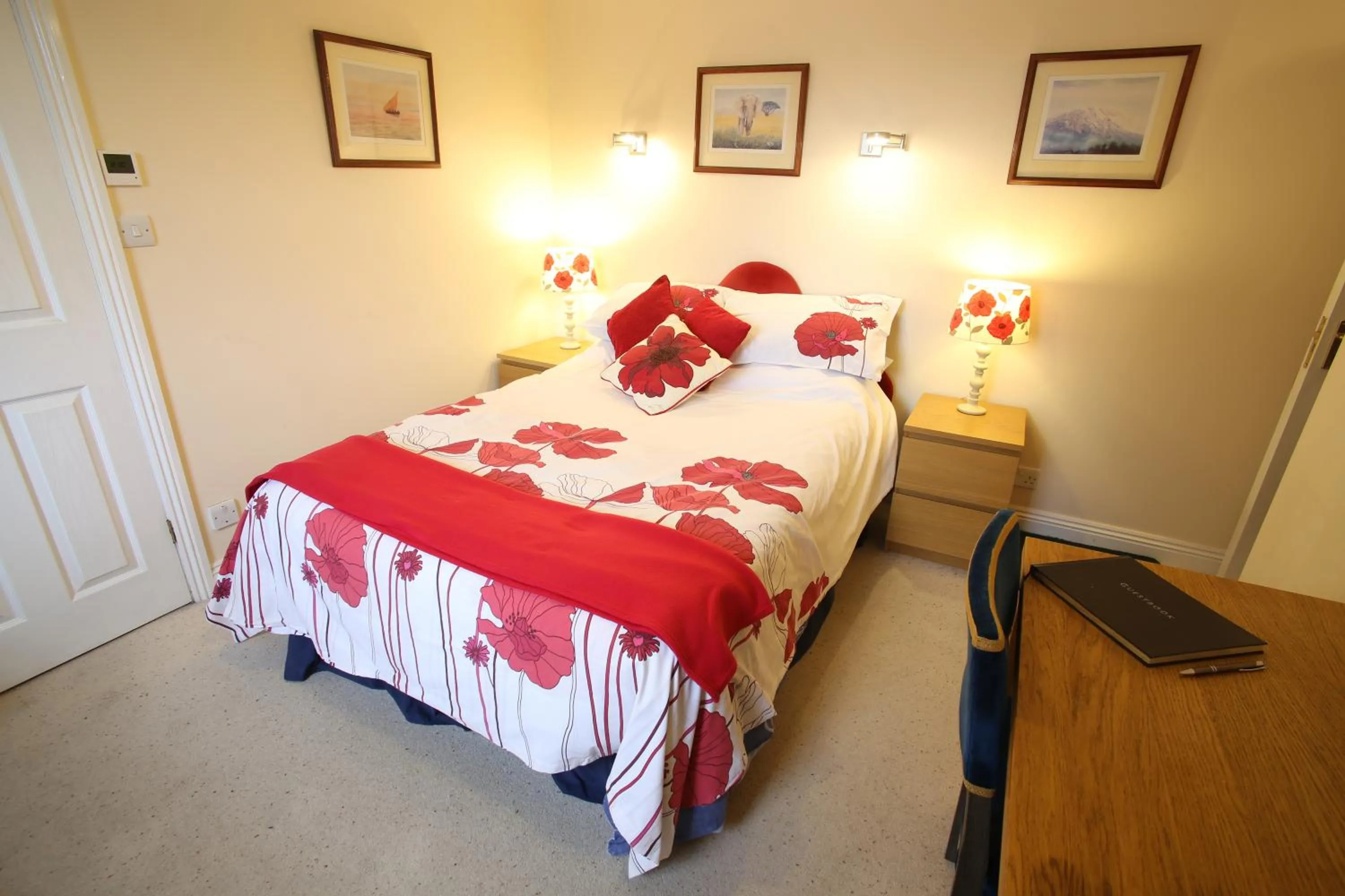 Shower, Bed in The George Inn