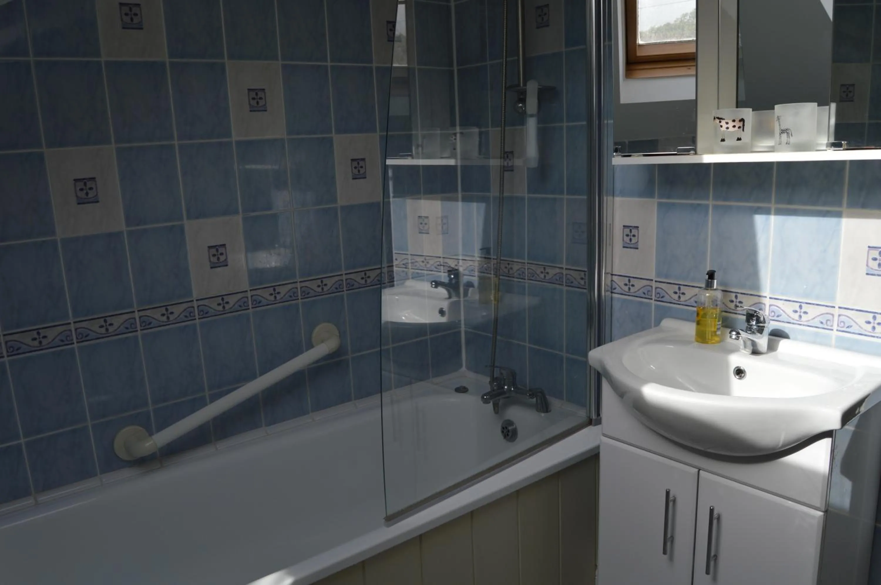 Shower in The George Inn