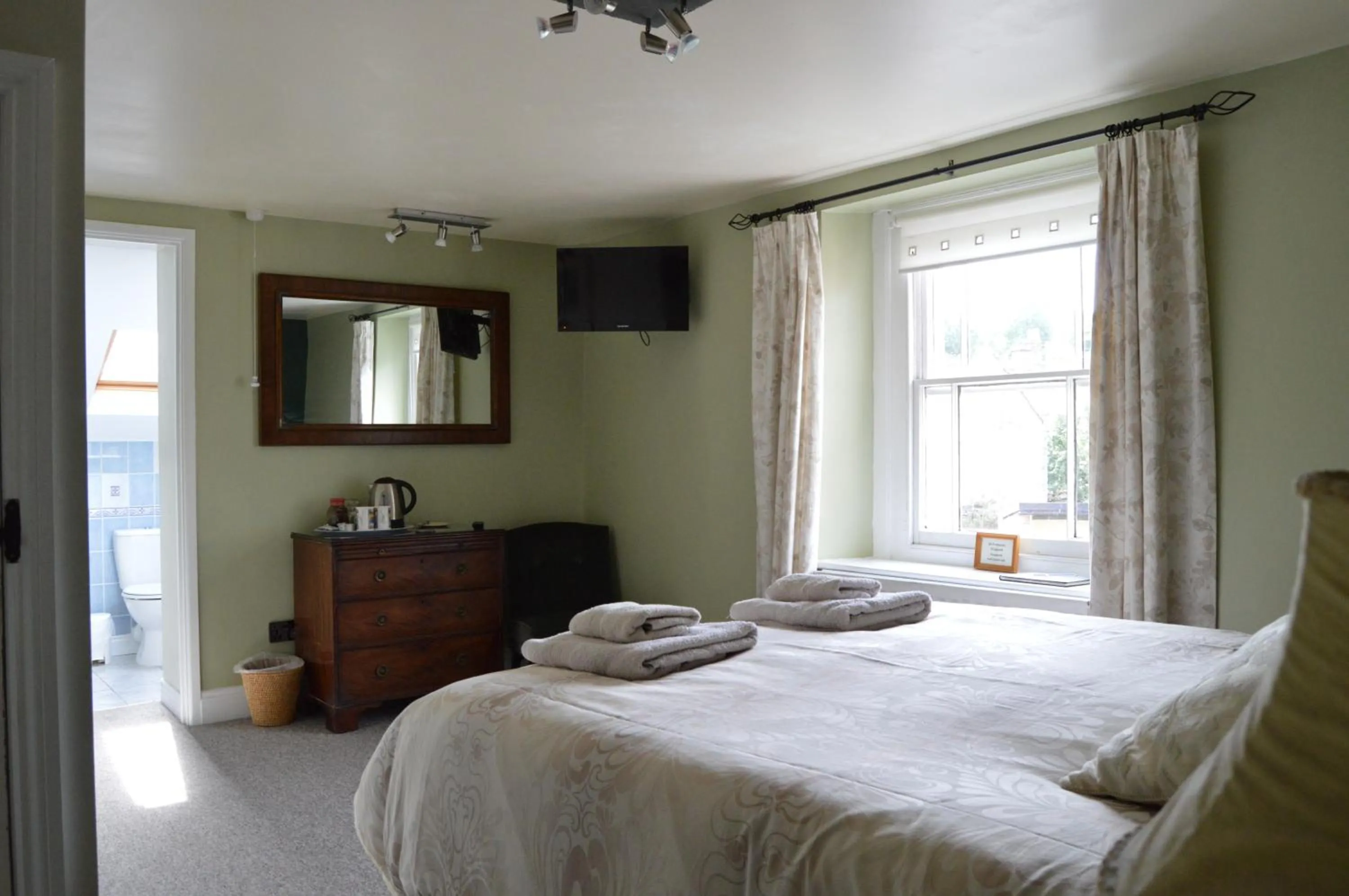Shower, Bed in The George Inn