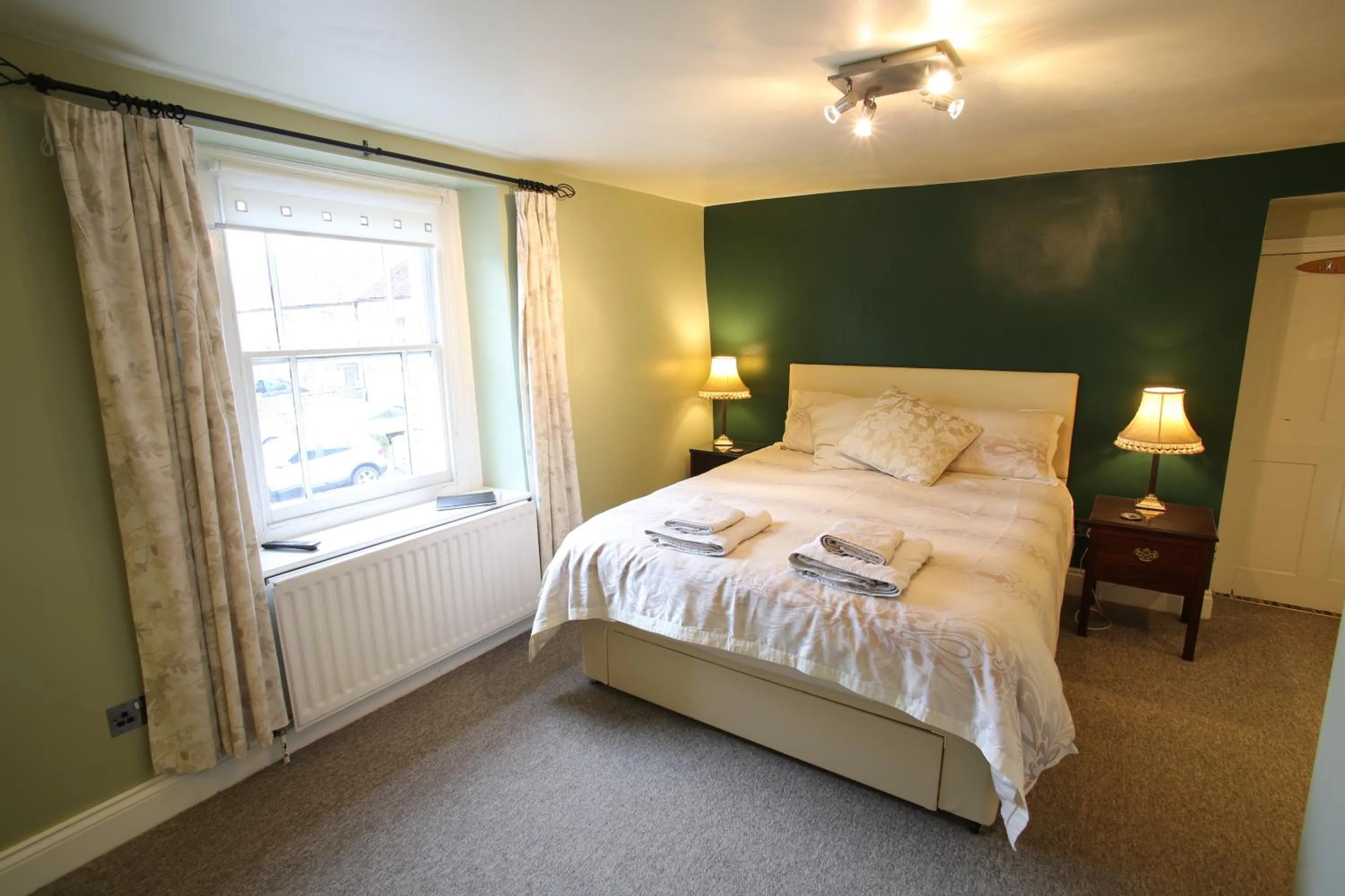 Bathroom, Bed in The George Inn