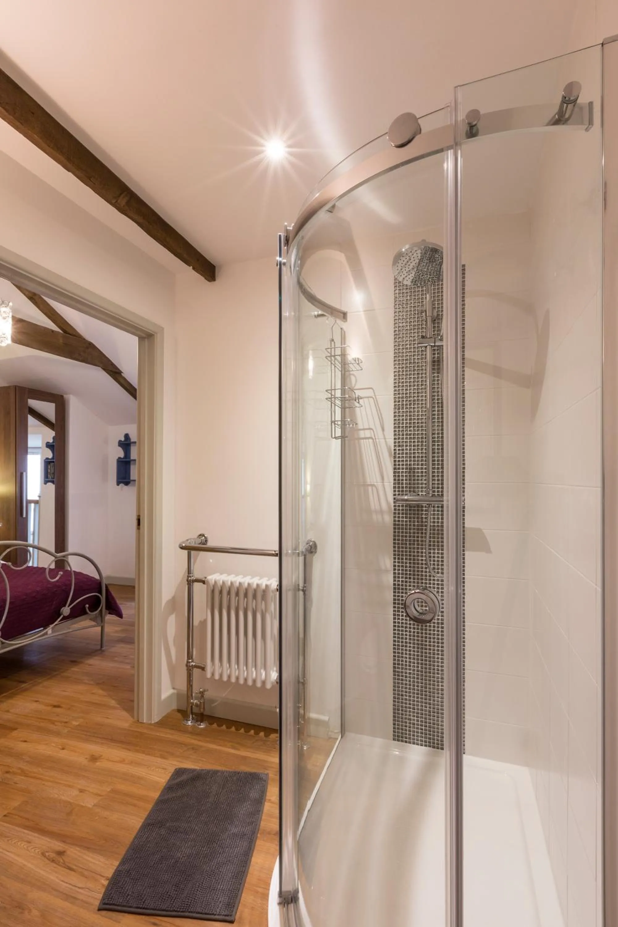 Shower, Bed in Red River Stables - Peaceful, beautiful grounds, swimming pool, central location for West Cornwall