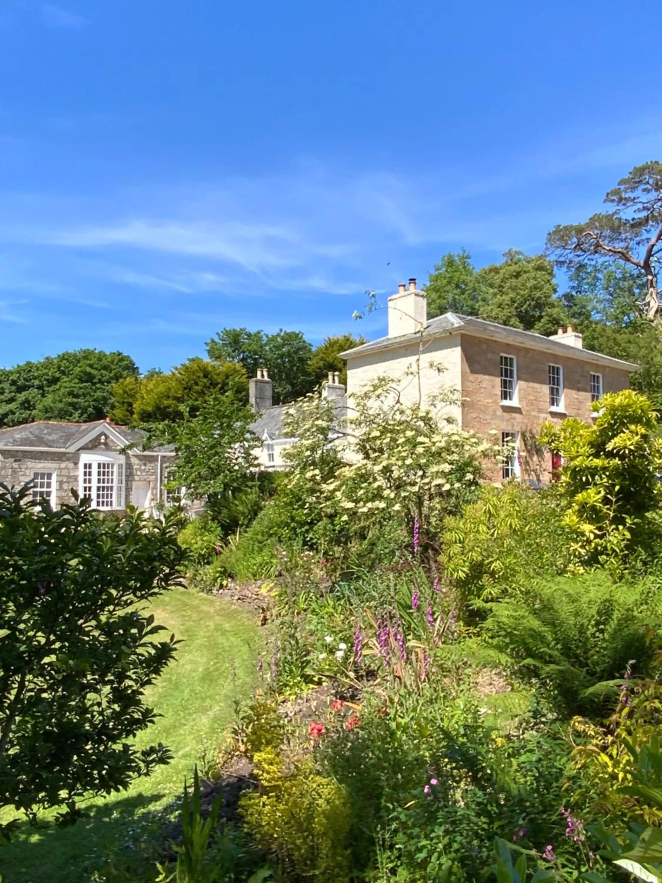Garden in Red River Stables - Peaceful, beautiful grounds, swimming pool, central location for West Cornwall