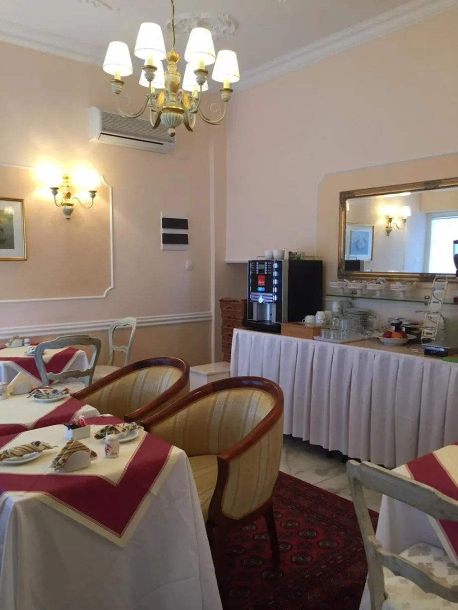 Food and drinks in Villa Triana-Adults Only