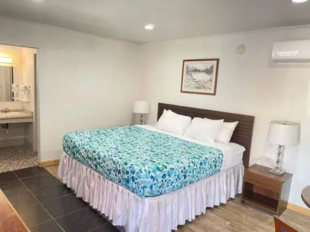 Bed in Gulfway Motel and Restaurant