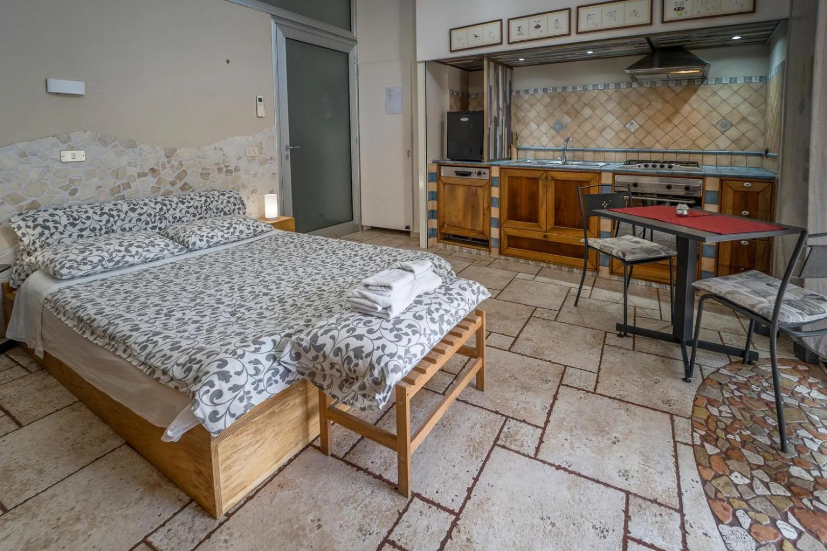 Photo of the whole room, Bed in Domus Vesuvia