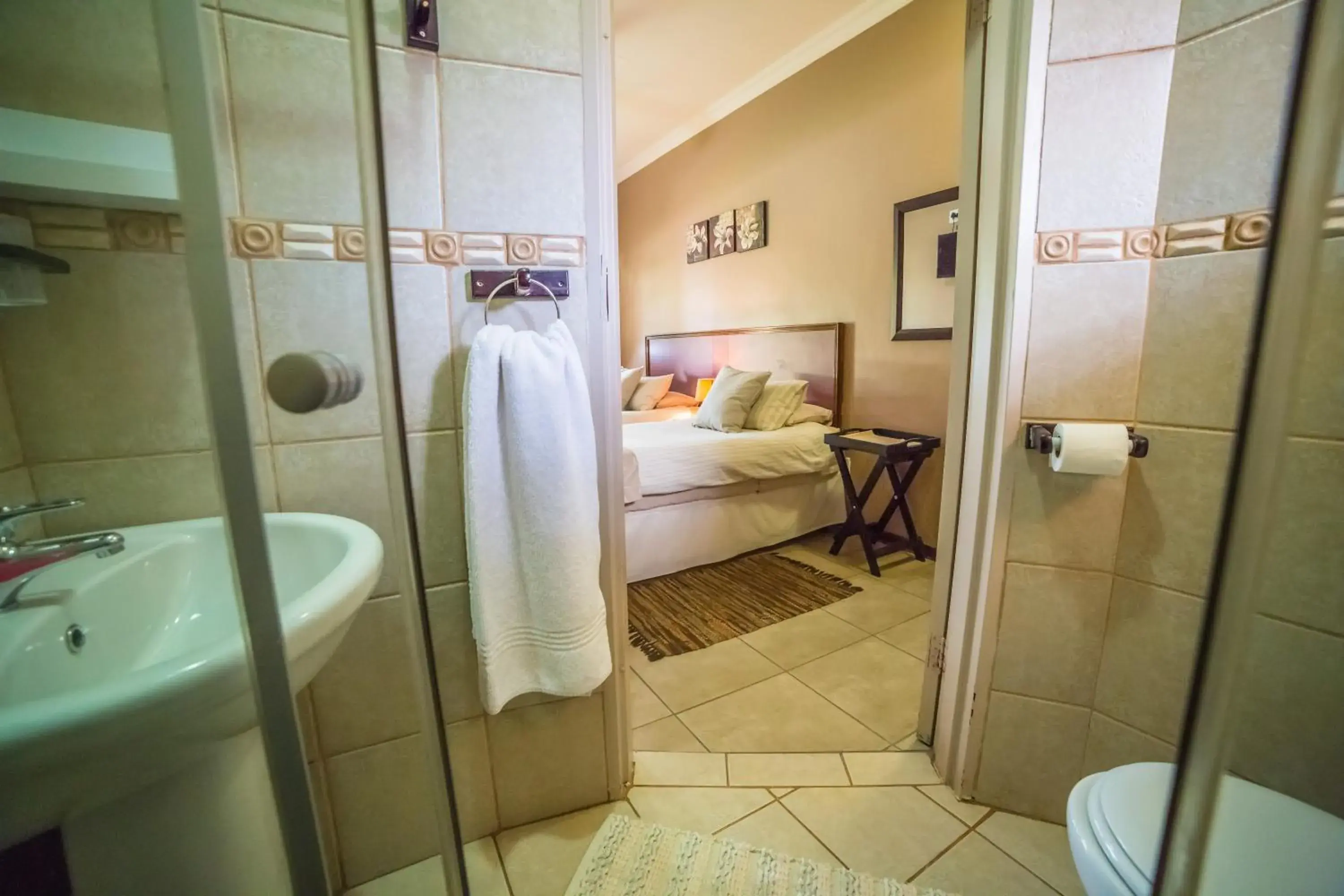 Deluxe Double Room - single occupancy in Beryl1 Guest House Deluxe Double Room - single occupancy in Beryl1 Guest House