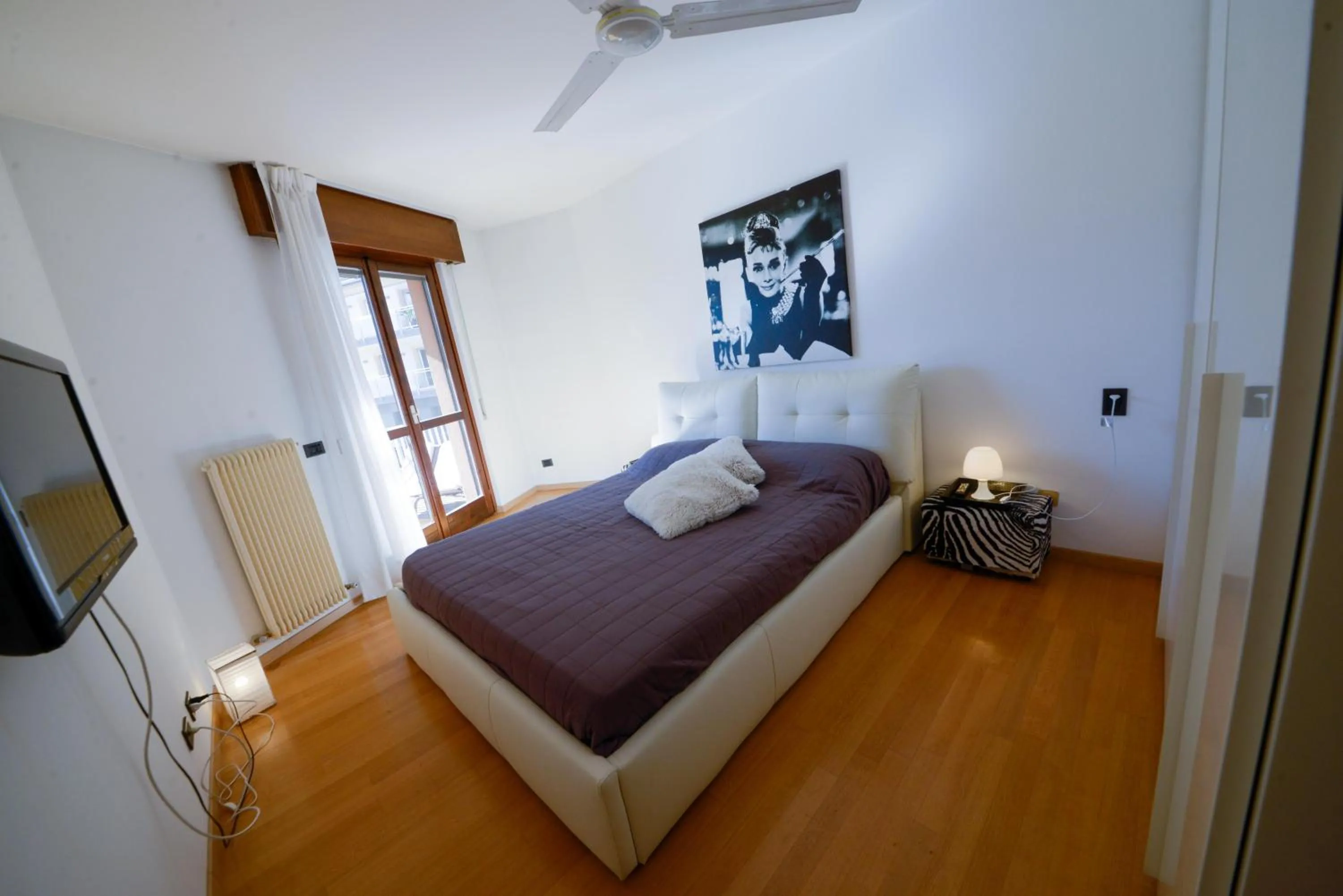 Two-Bedroom Apartment with Balcony in 1Dest - White Dream