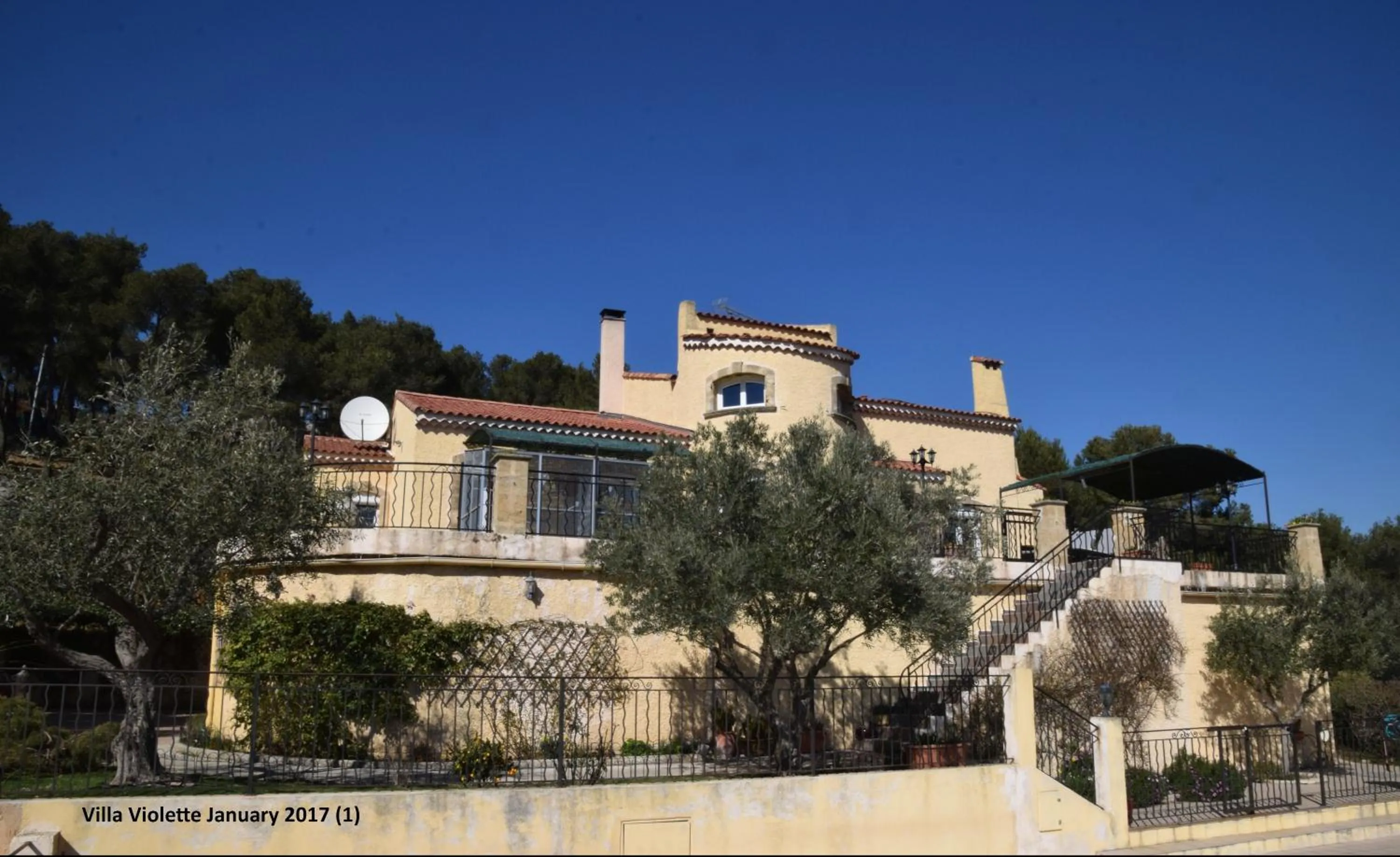 Property building in Villa Violette
