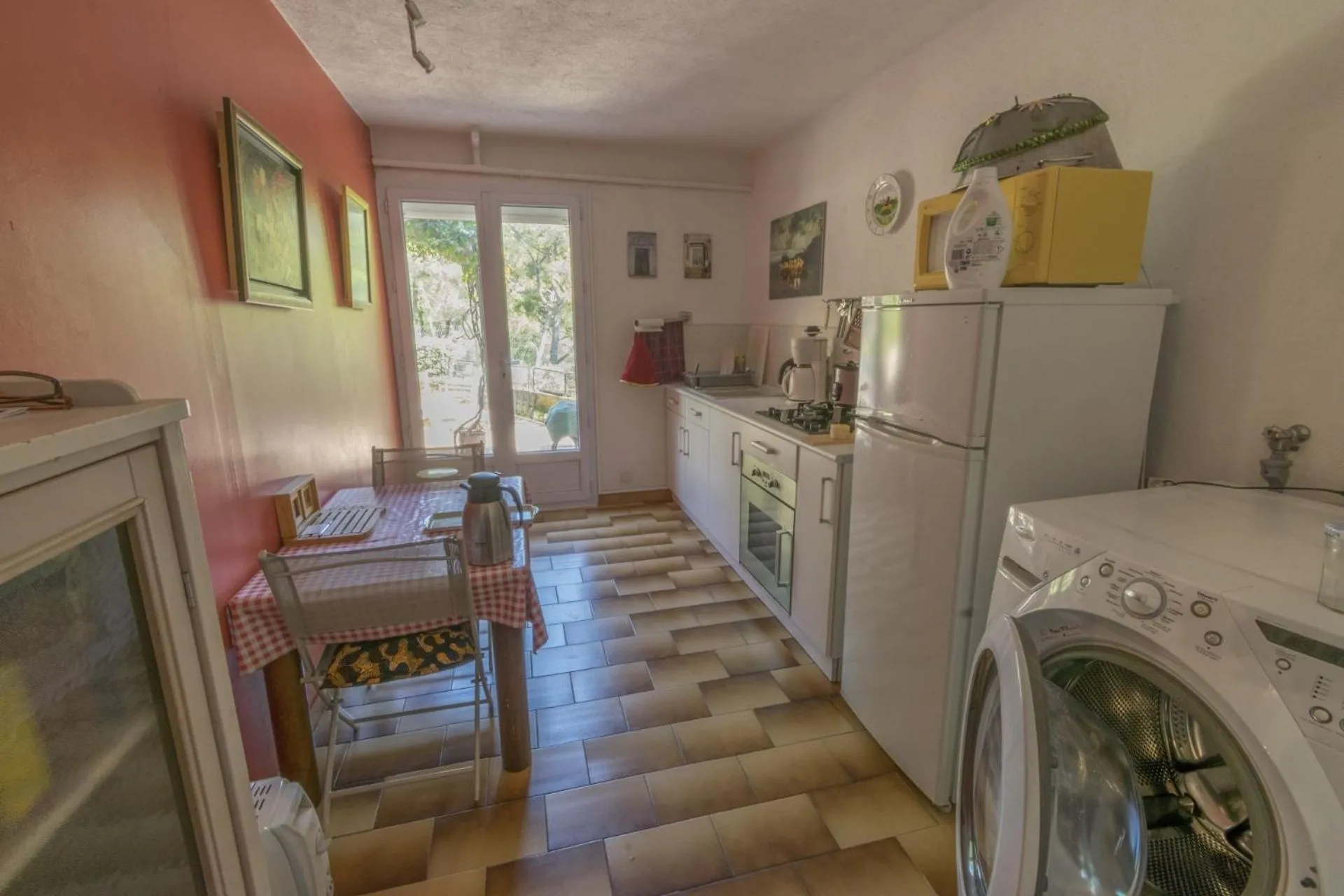 Communal kitchen in Villa Violette