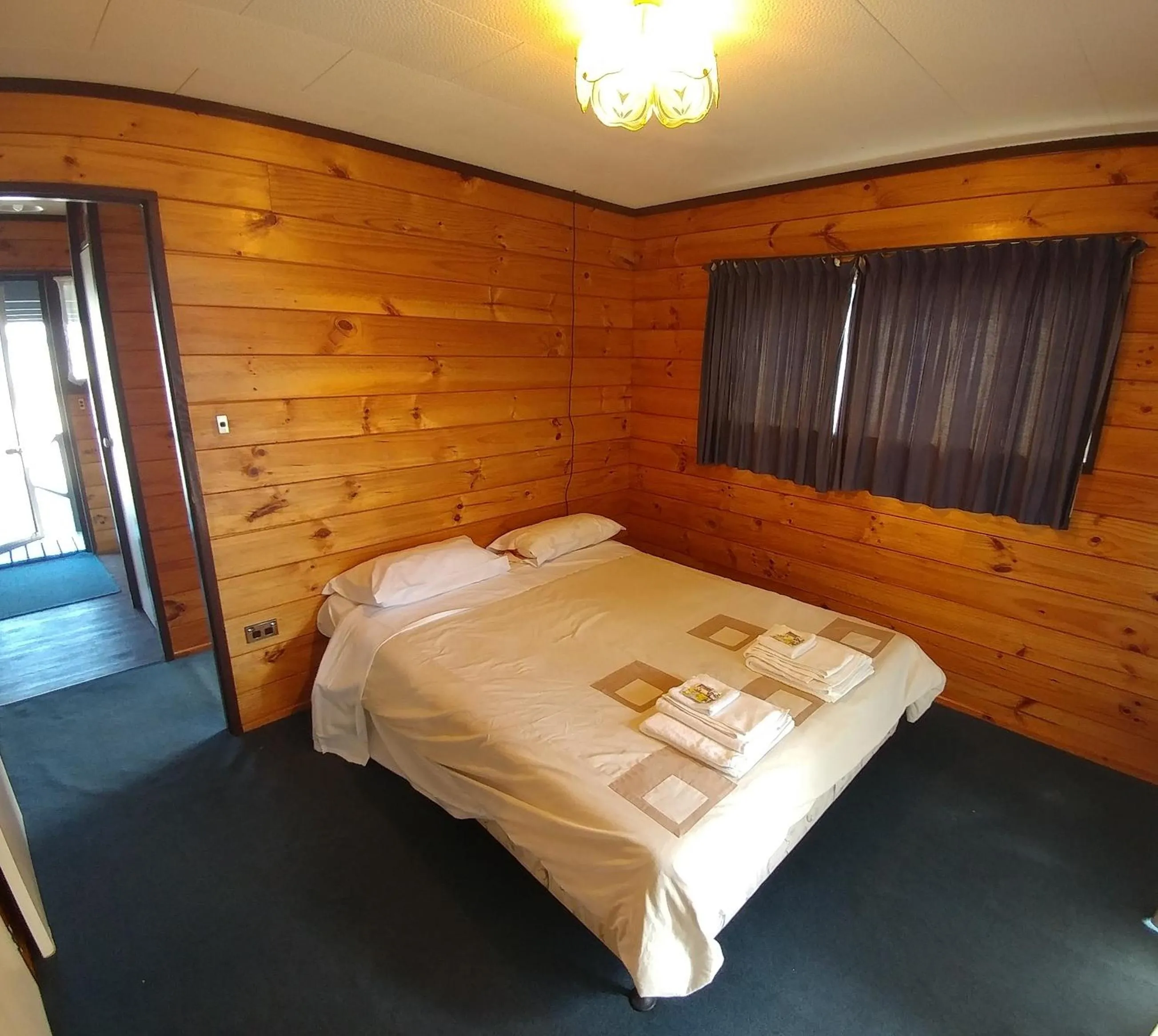 Photo of the whole room, Bed in Pineacres Motel and Park