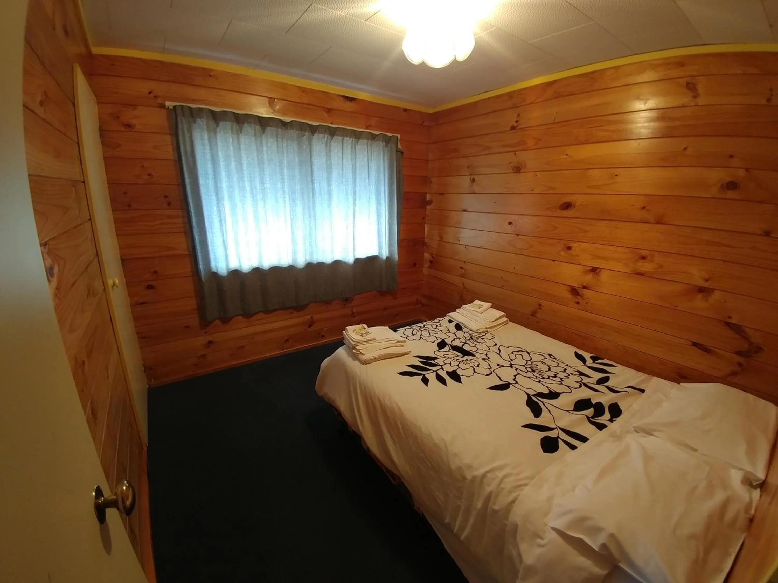Photo of the whole room, Bed in Pineacres Motel and Park