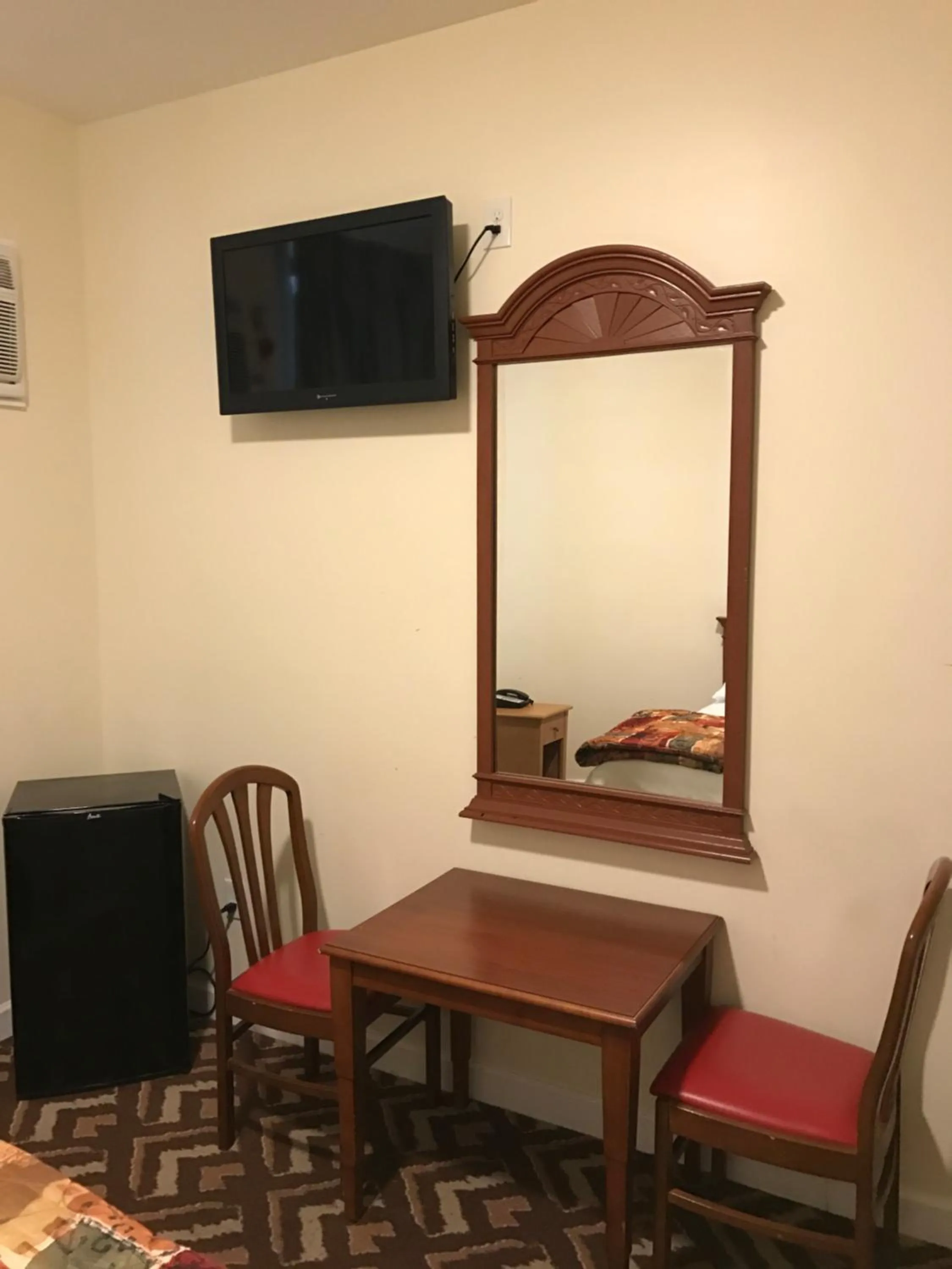 Bedroom in Waterbury Big Apple Motel